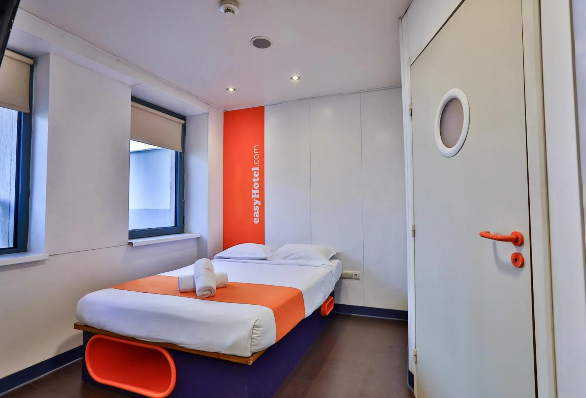 Bedroom, Bed in easyHotel Sofia