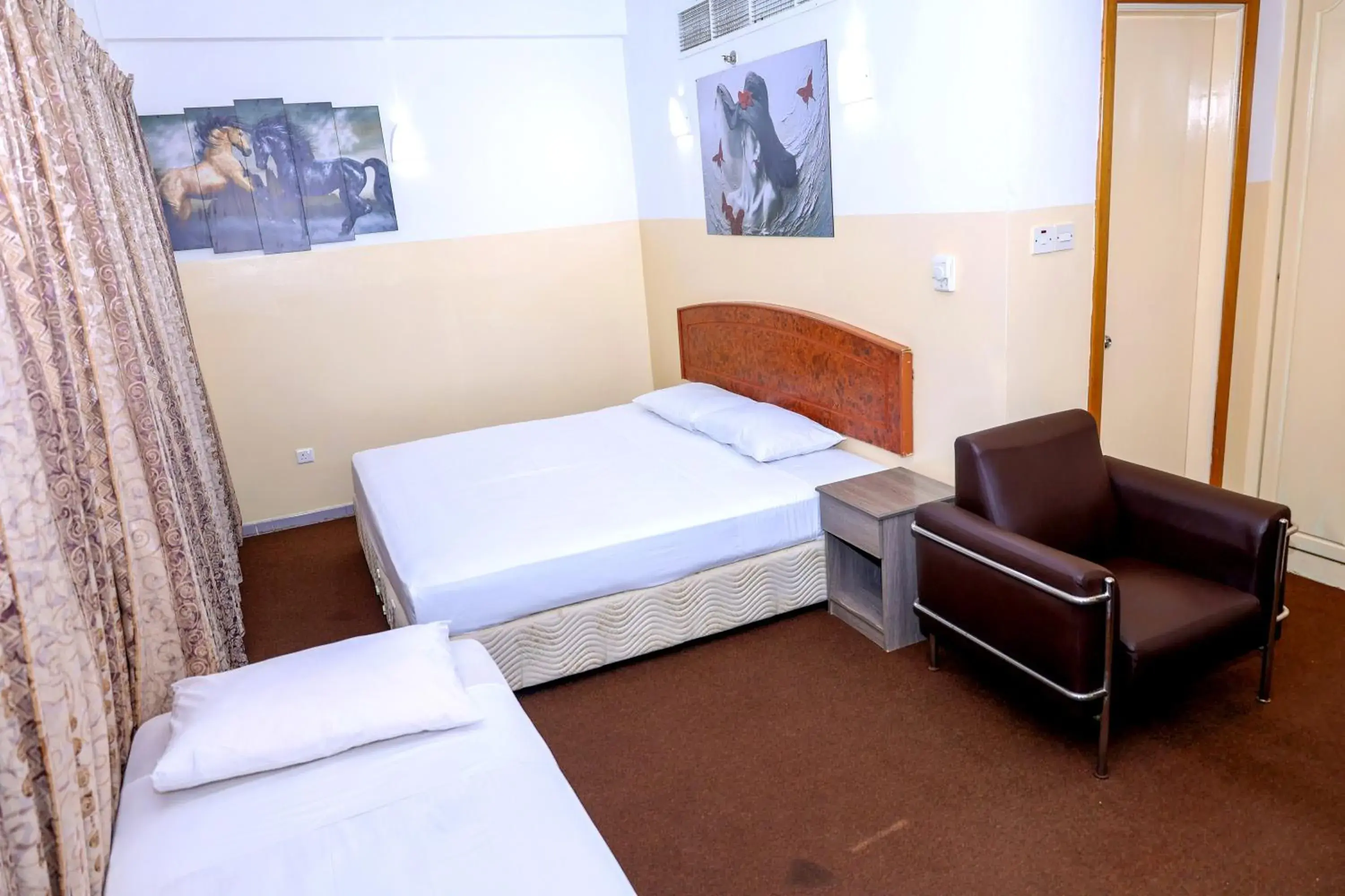 Property building in Queens Hotel Next Sabkha Bus Station Property building in Queens Hotel Next Sabkha Bus Station