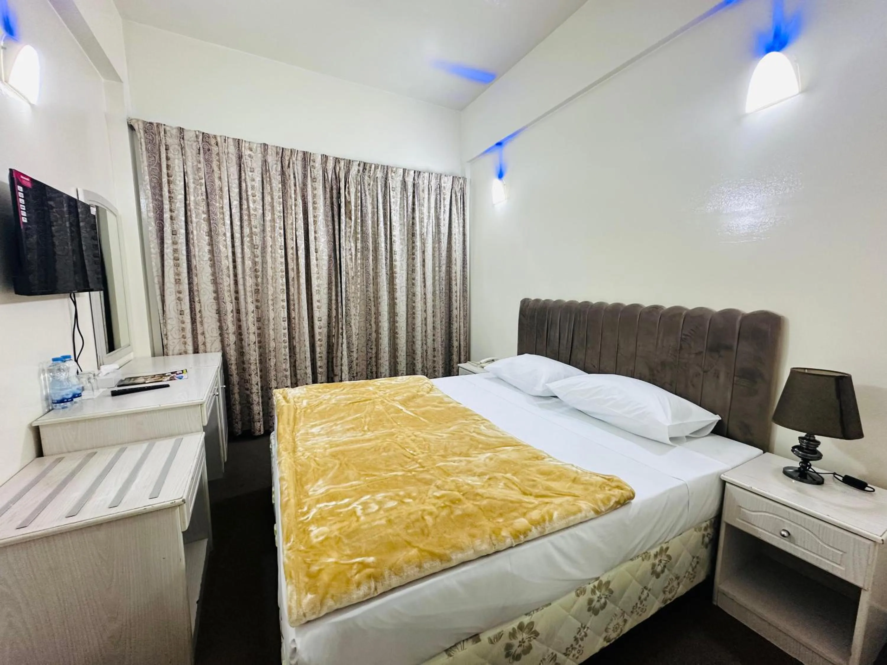 Bed in Queens Hotel Next Sabkha Bus Station