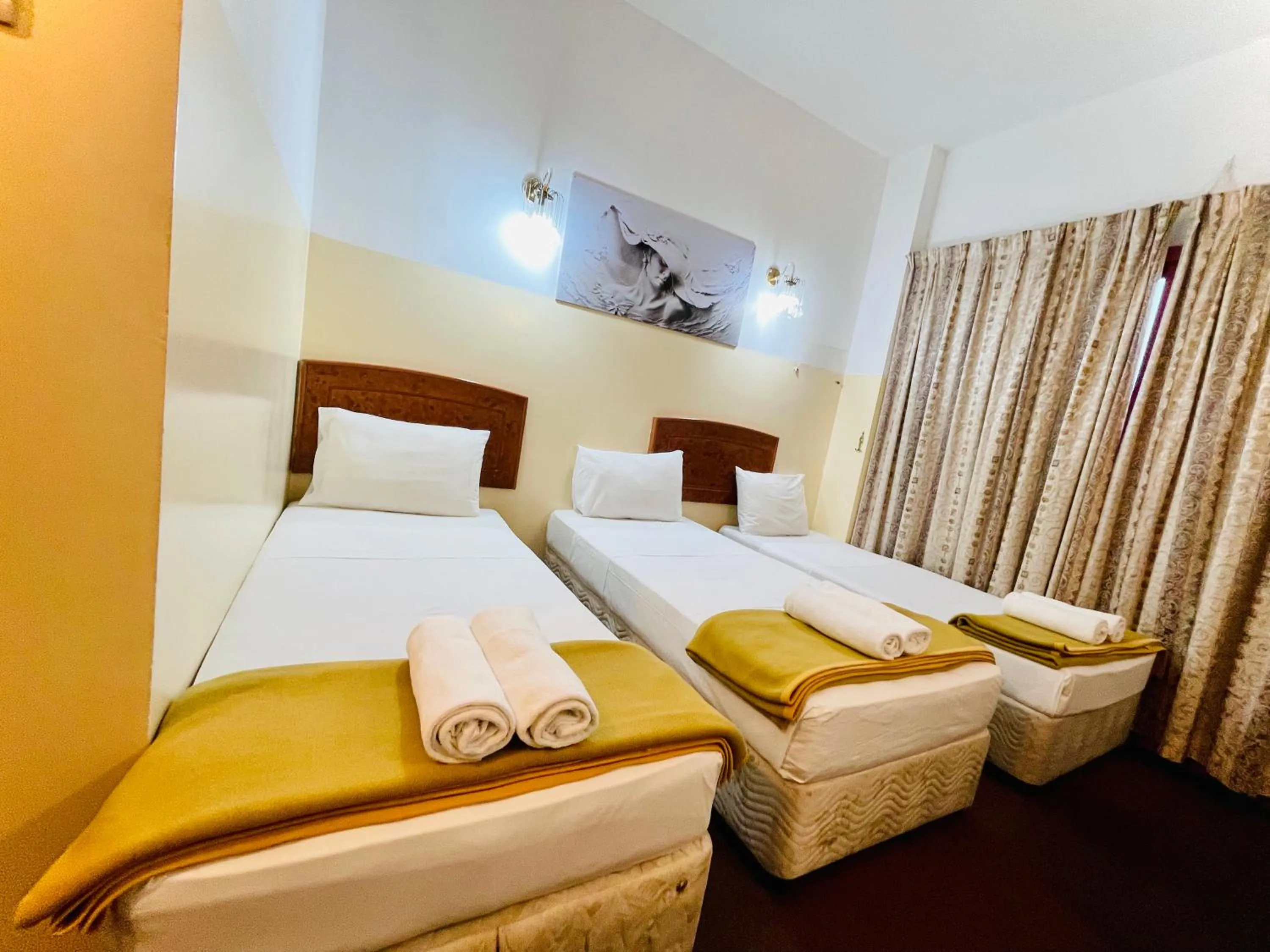 Bed in Queens Hotel Next Sabkha Bus Station