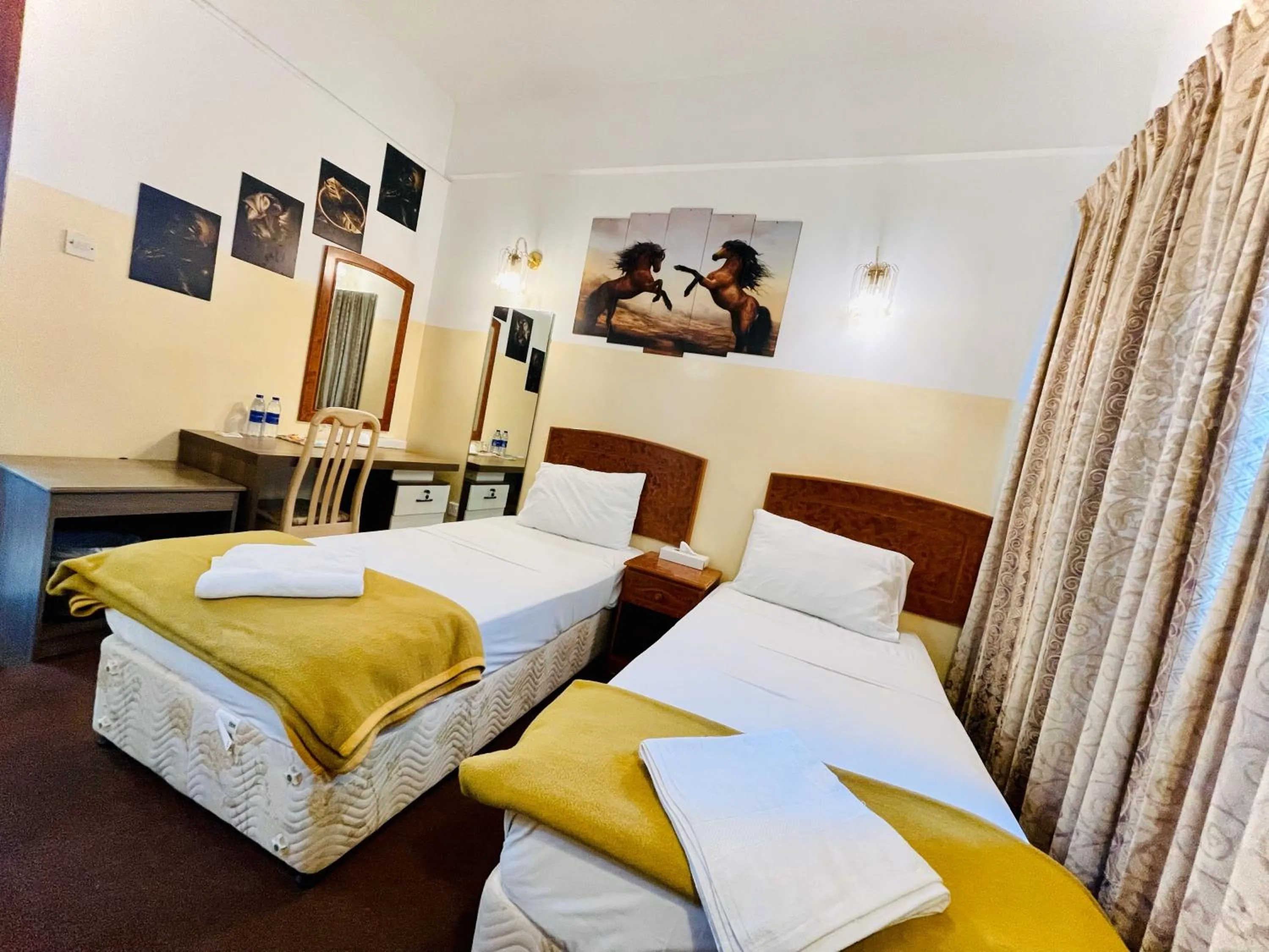 Communal lounge/ TV room in Queens Hotel Next Sabkha Bus Station