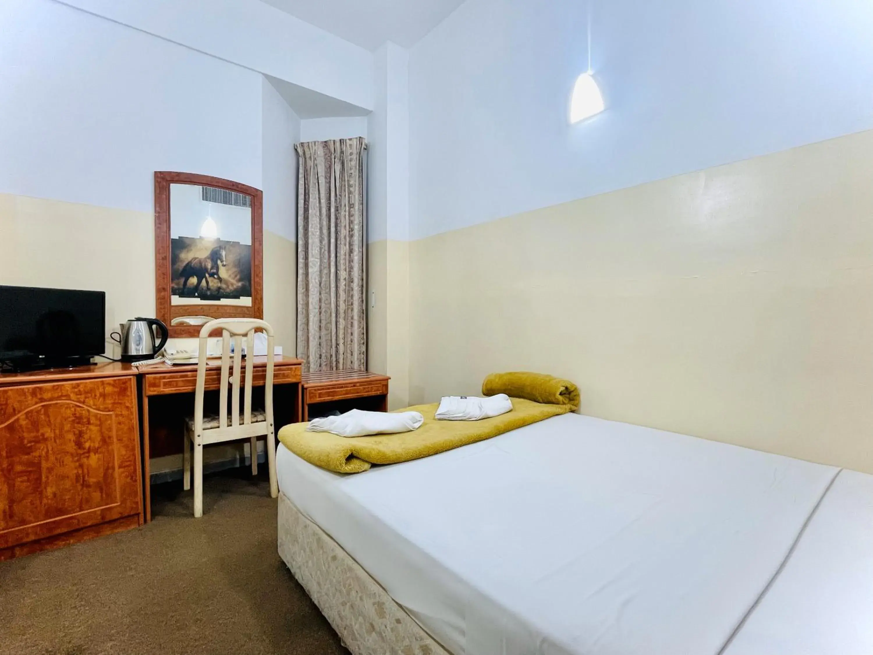 Restaurant/places to eat in Queens Hotel Next Sabkha Bus Station Restaurant/places to eat in Queens Hotel Next Sabkha Bus Station