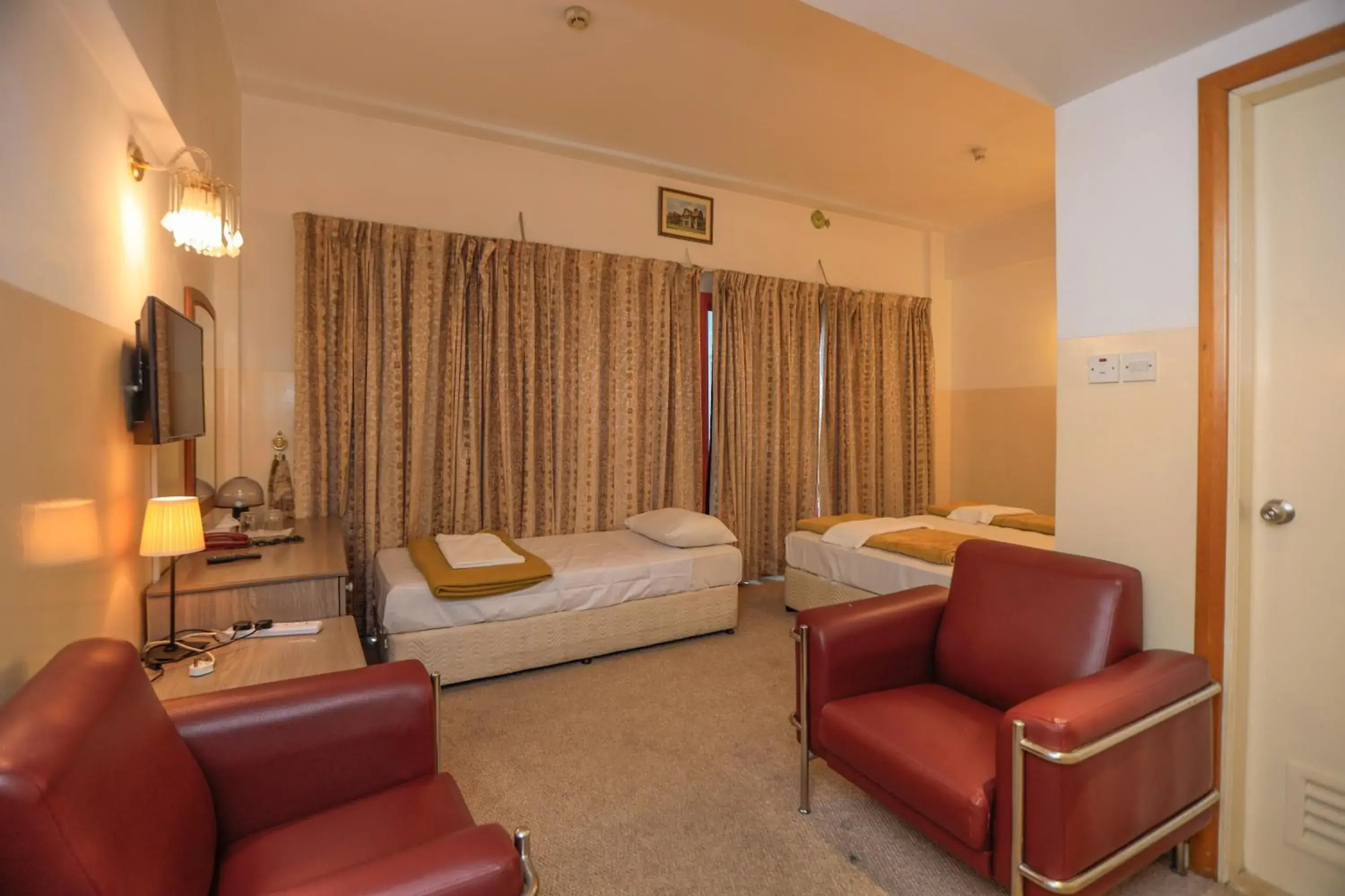 Bed in Queens Hotel Next Sabkha Bus Station Bed in Queens Hotel Next Sabkha Bus Station