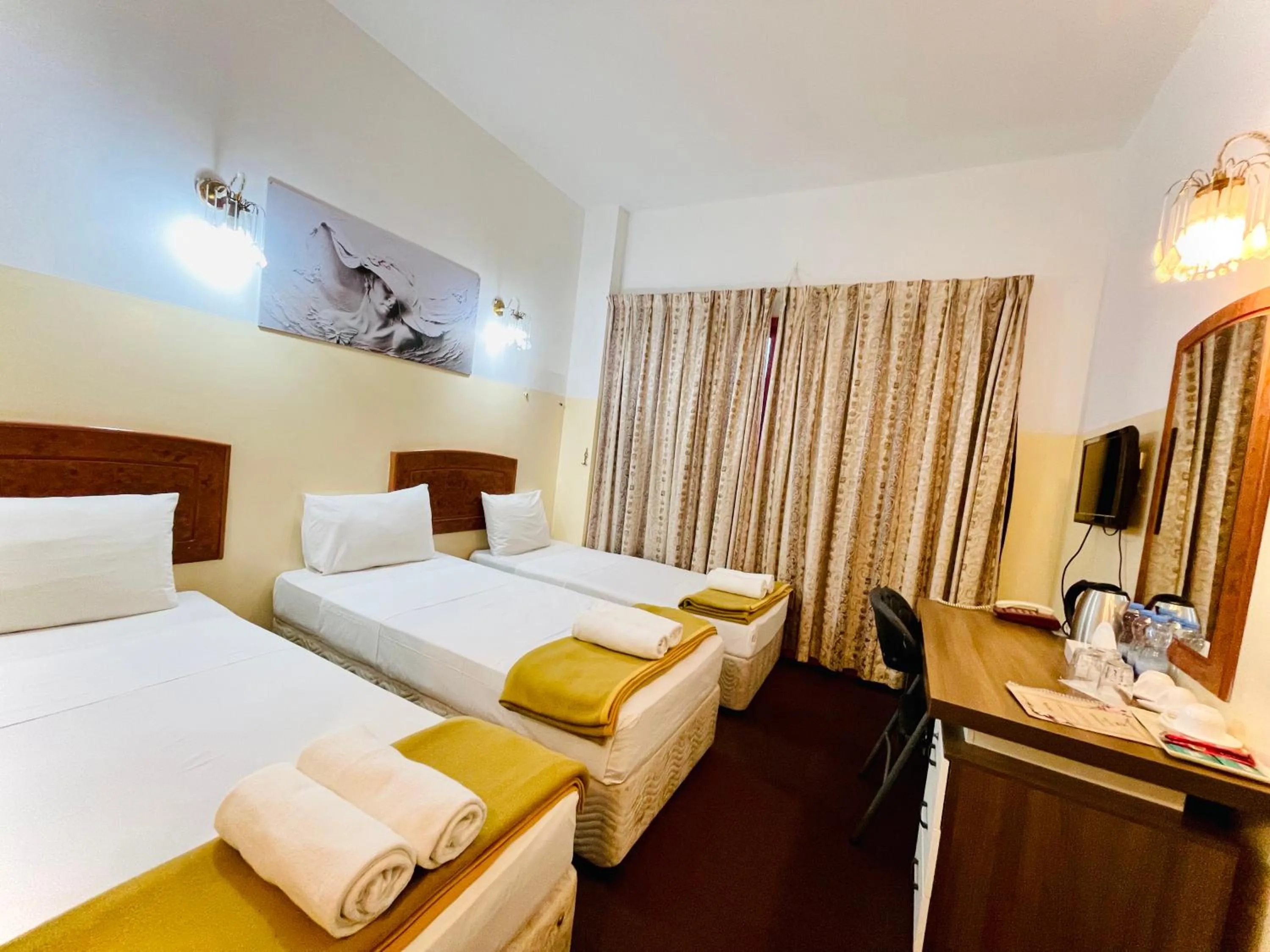 Bed in Queens Hotel Next Sabkha Bus Station