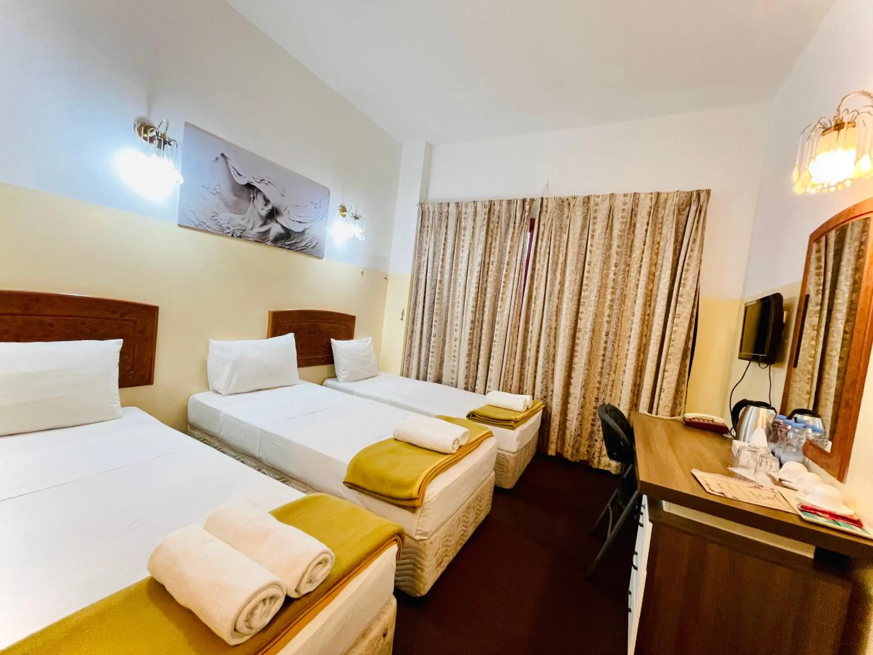 Bed in Queens Hotel Next Sabkha Bus Station Bed in Queens Hotel Next Sabkha Bus Station