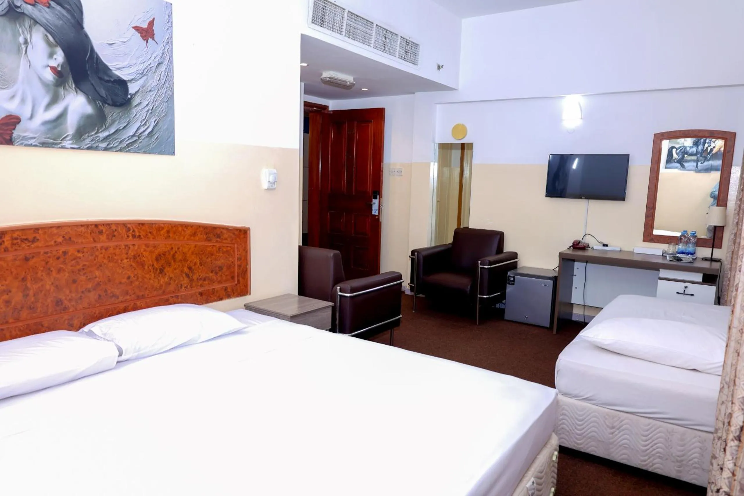 Communal lounge/ TV room in Queens Hotel Next Sabkha Bus Station