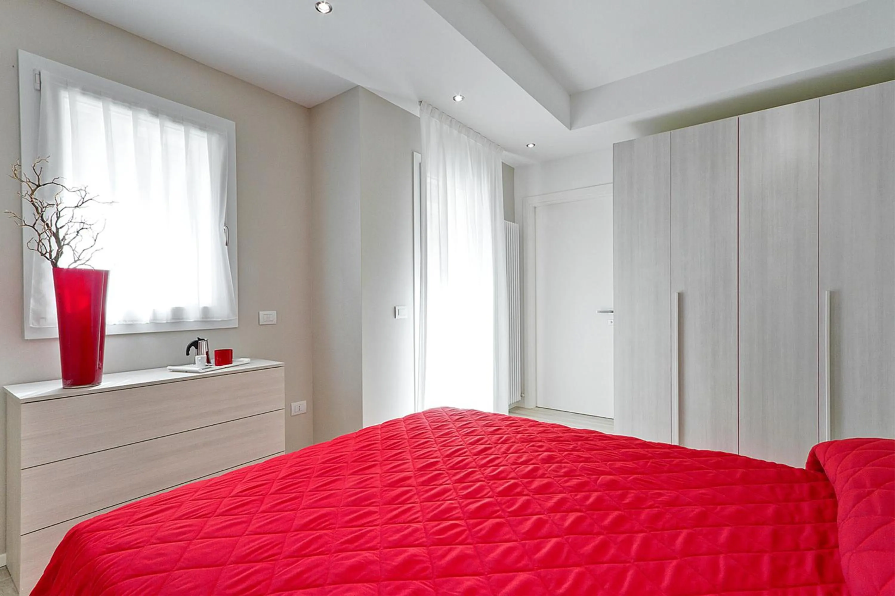 Photo of the whole room, Bed in Residence Armony