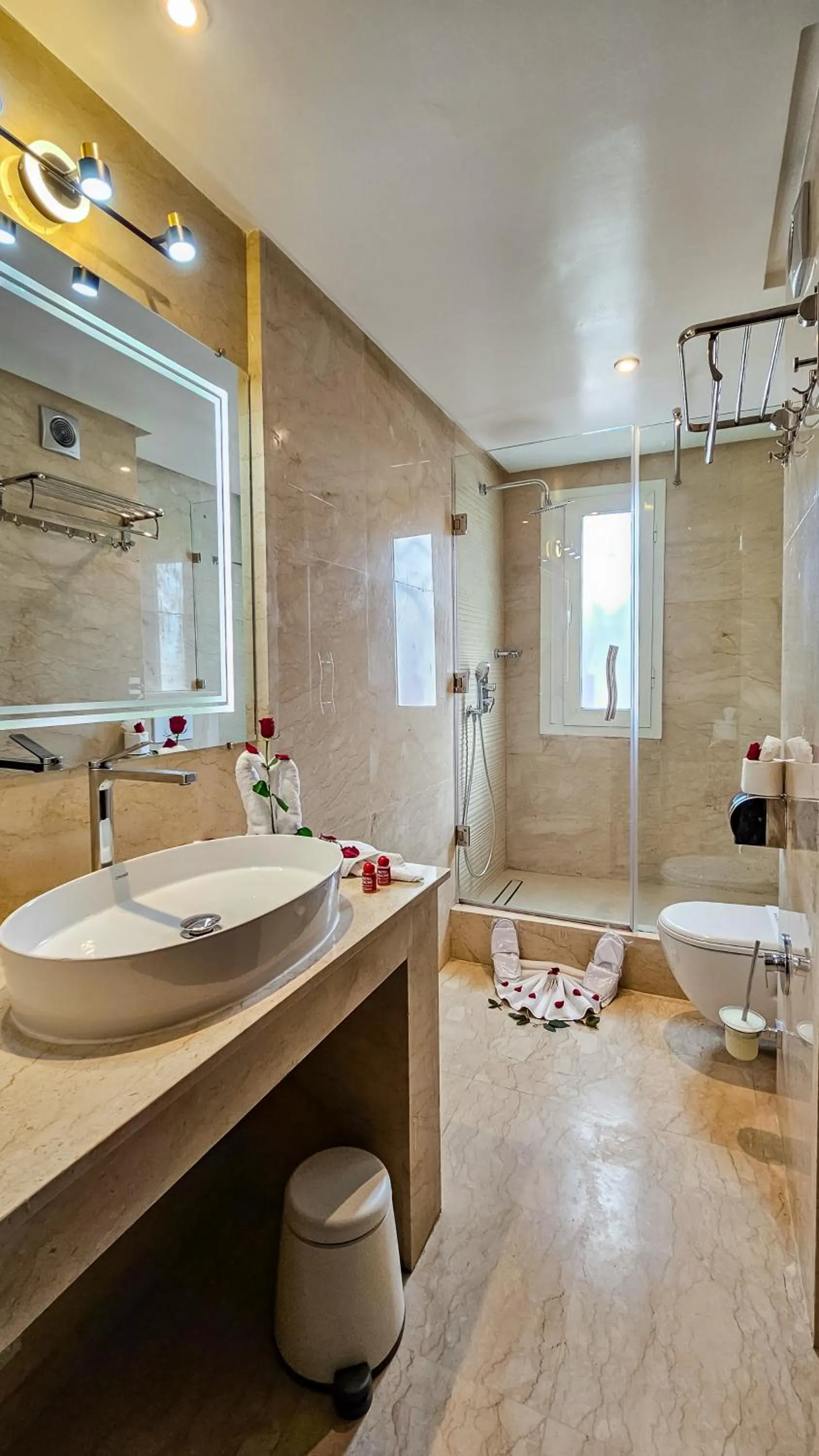 Shower in Hôtel Racine