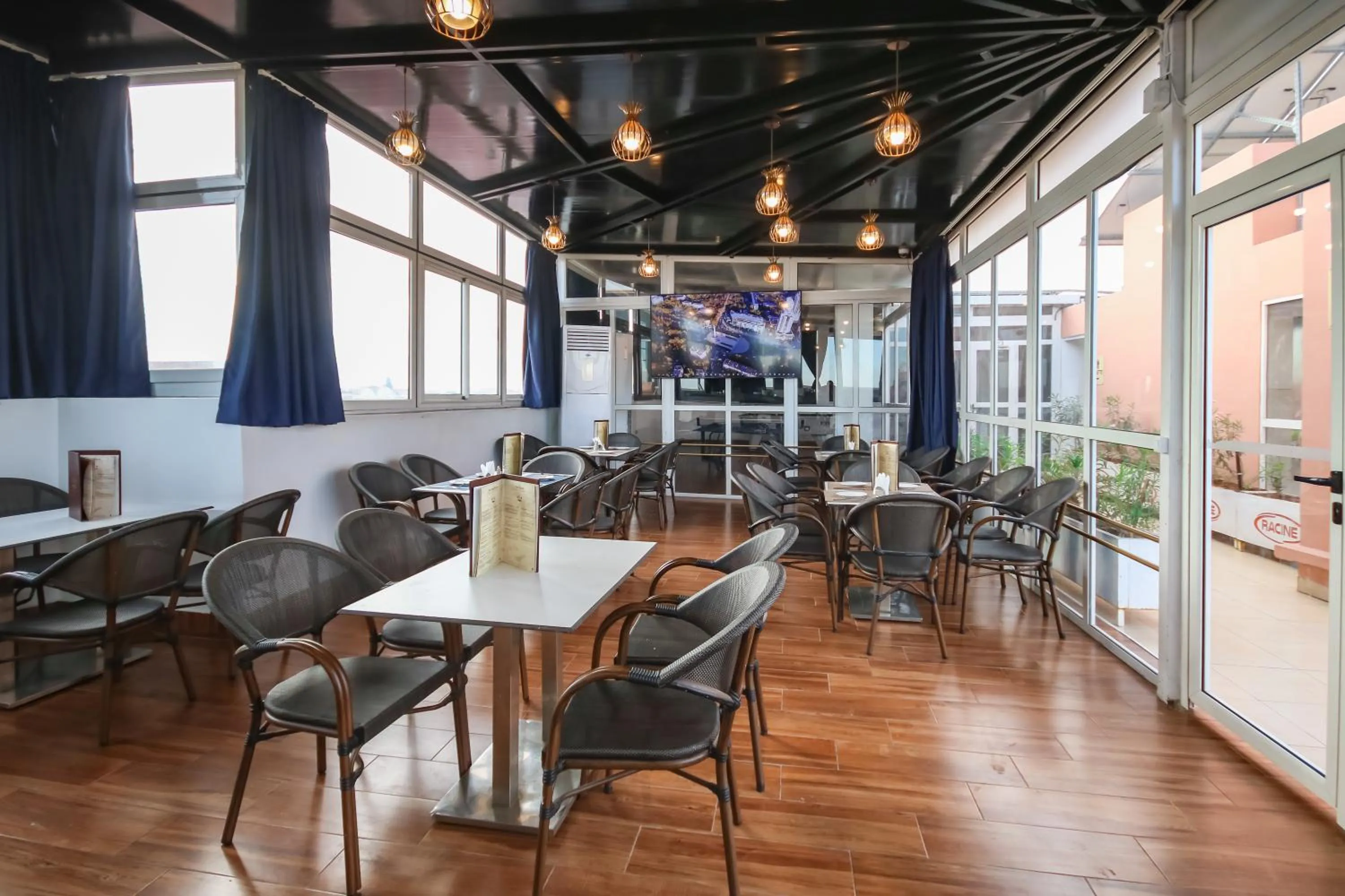 Restaurant/places to eat in Hôtel Racine