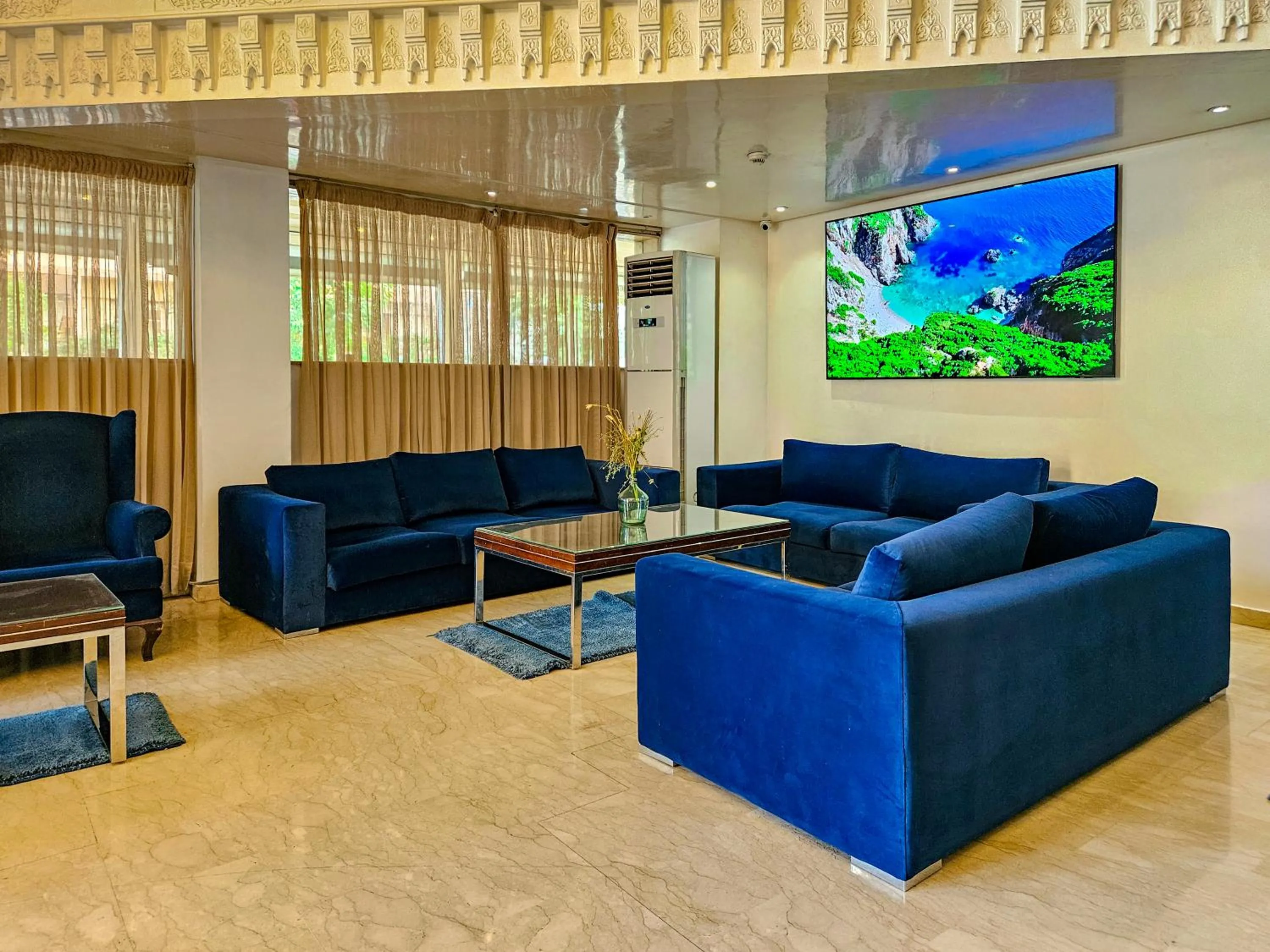 Communal lounge/ TV room in Hôtel Racine