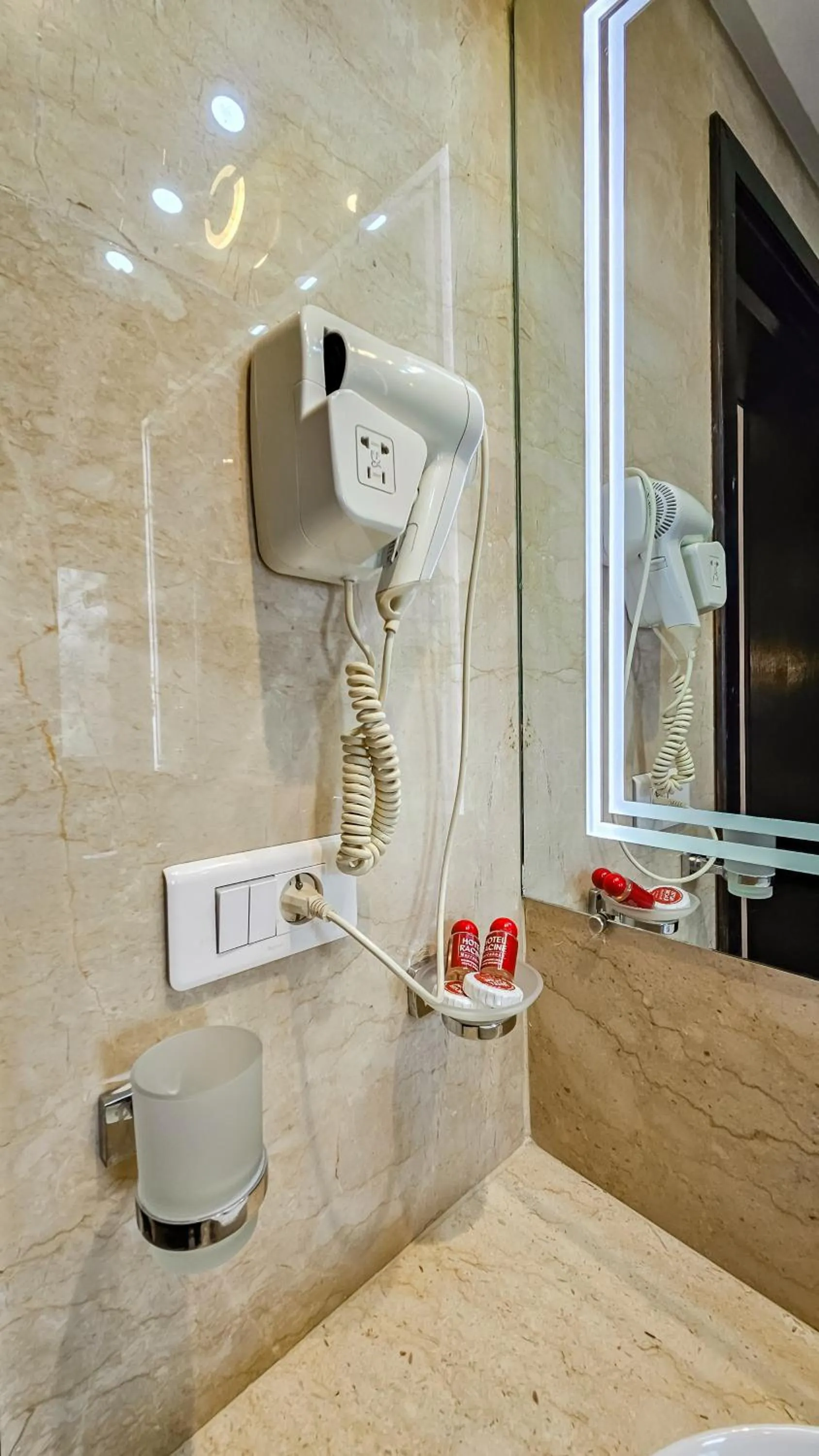 Shower in Hôtel Racine