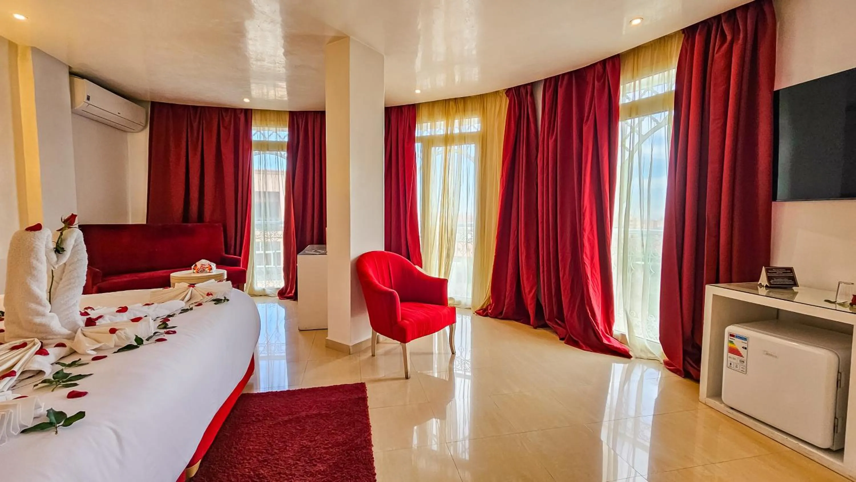 TV and multimedia, Bed in Hôtel Racine