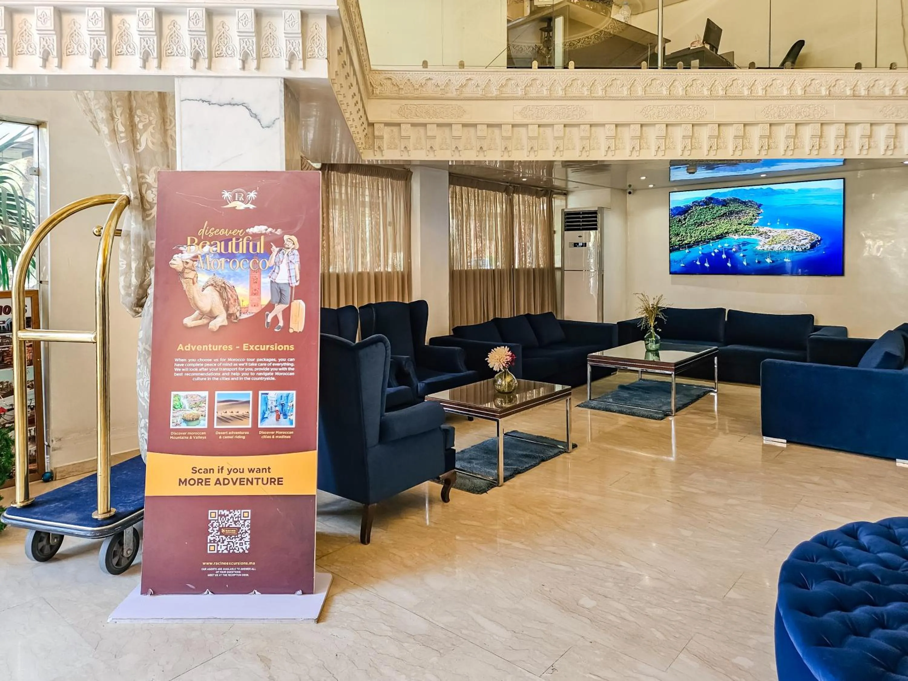 Communal lounge/ TV room in Hôtel Racine