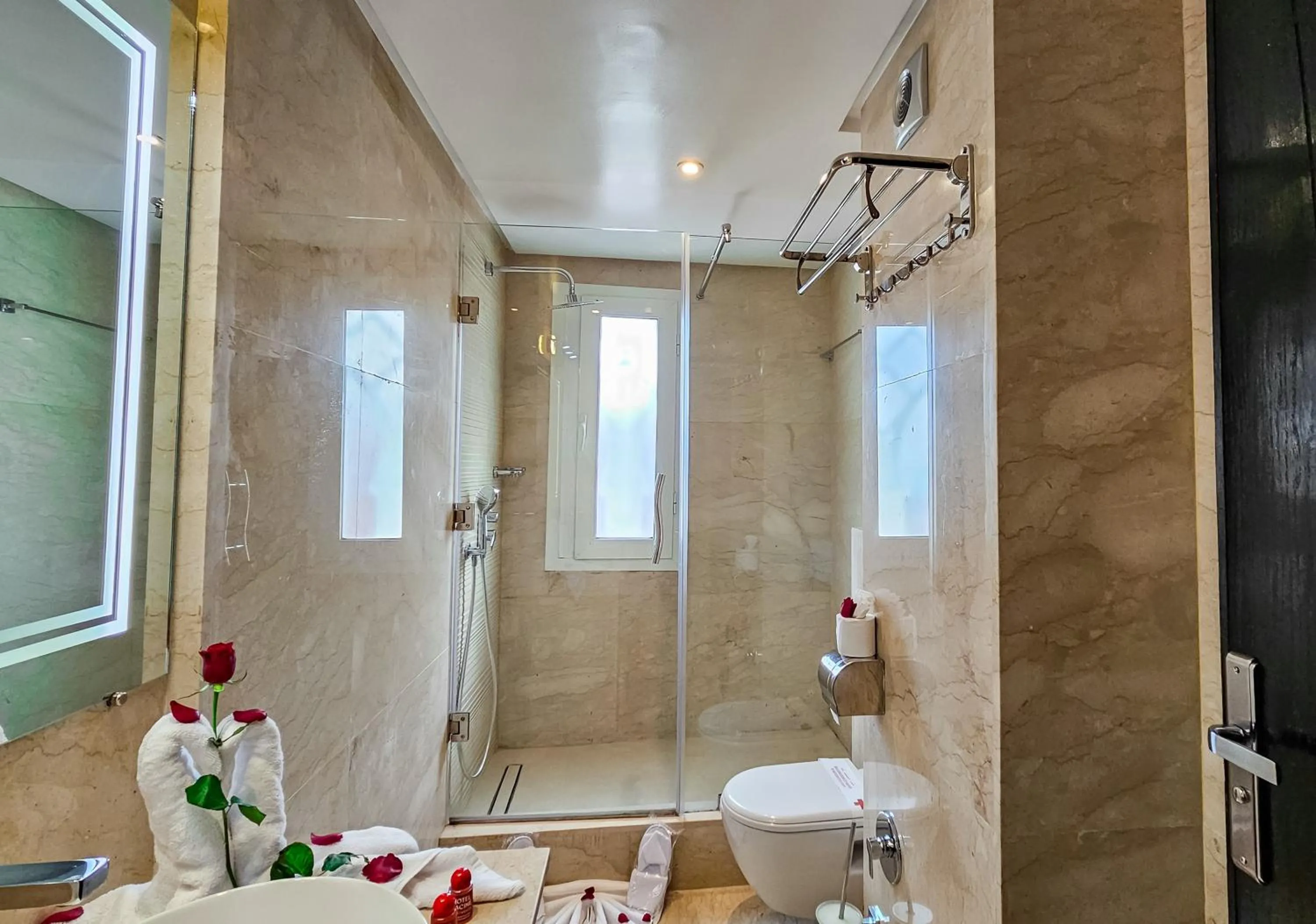 Shower in Hôtel Racine