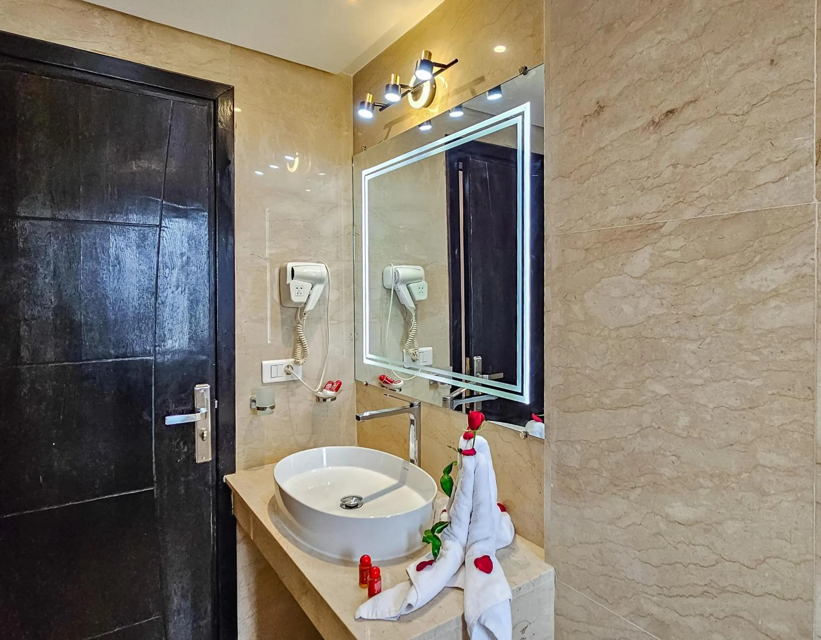 Shower in Hôtel Racine