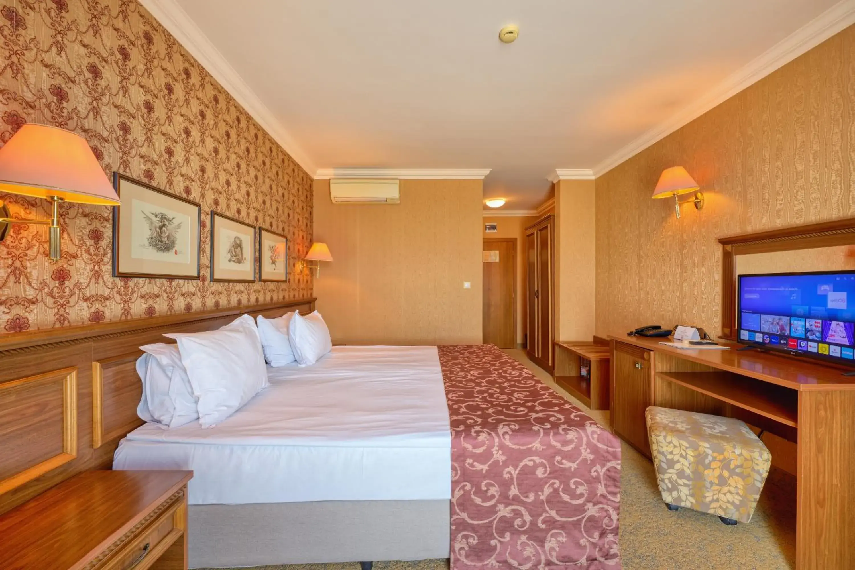 TV and multimedia, Bed in Hotel Club Central TV and multimedia, Bed in Hotel Club Central