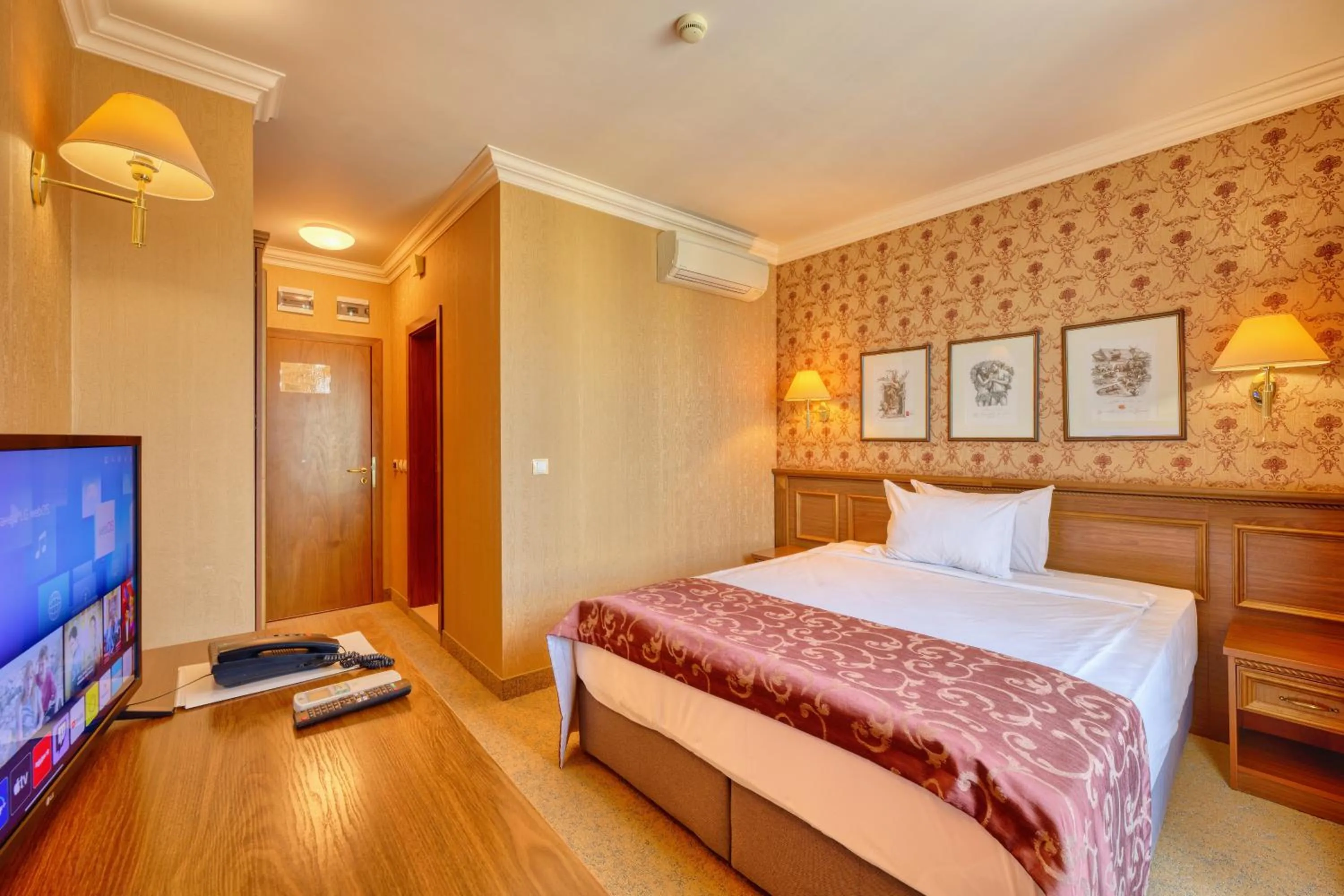 TV and multimedia, Bed in Hotel Club Central