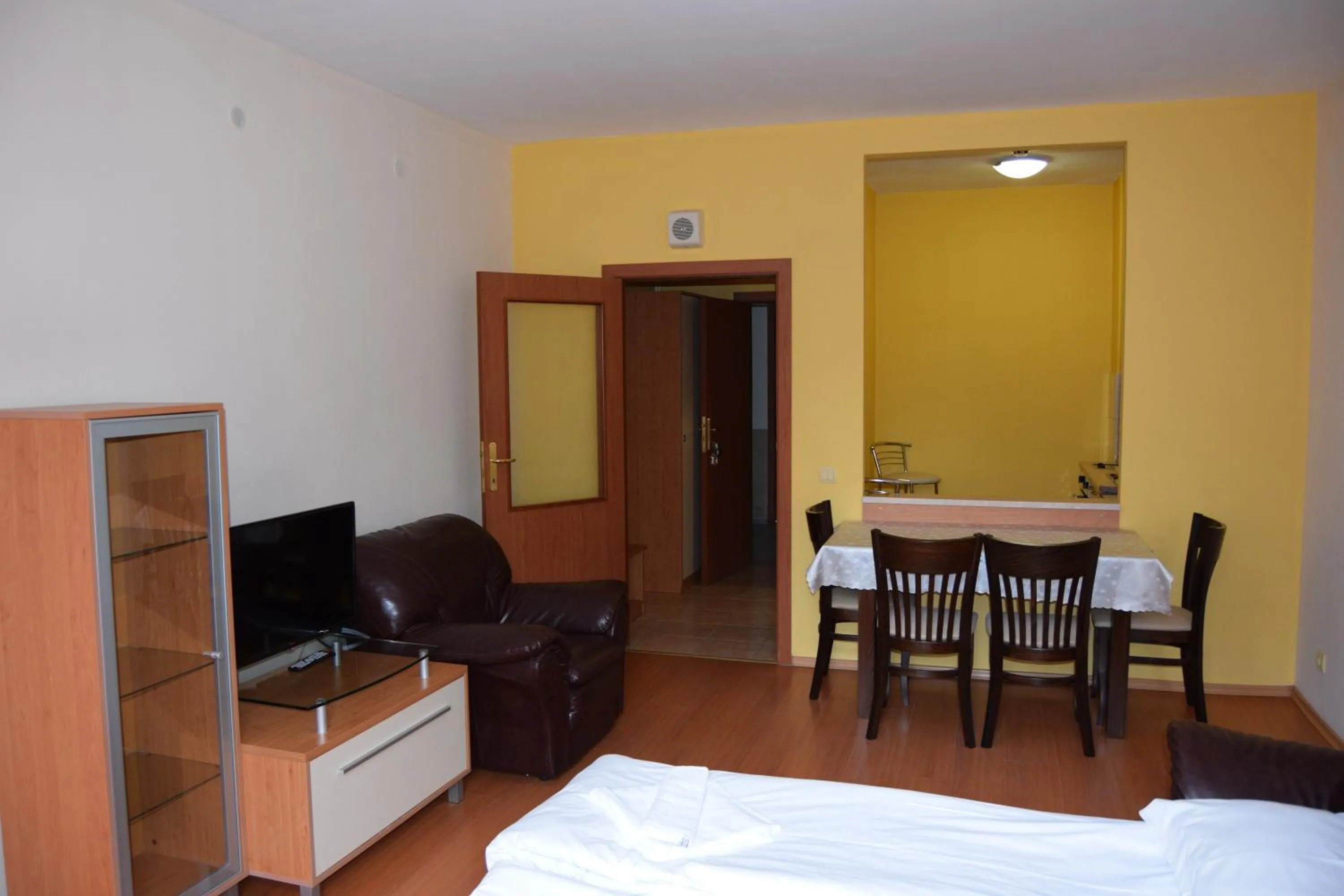 Kitchen or kitchenette, Bed in Persey Flora Apartments