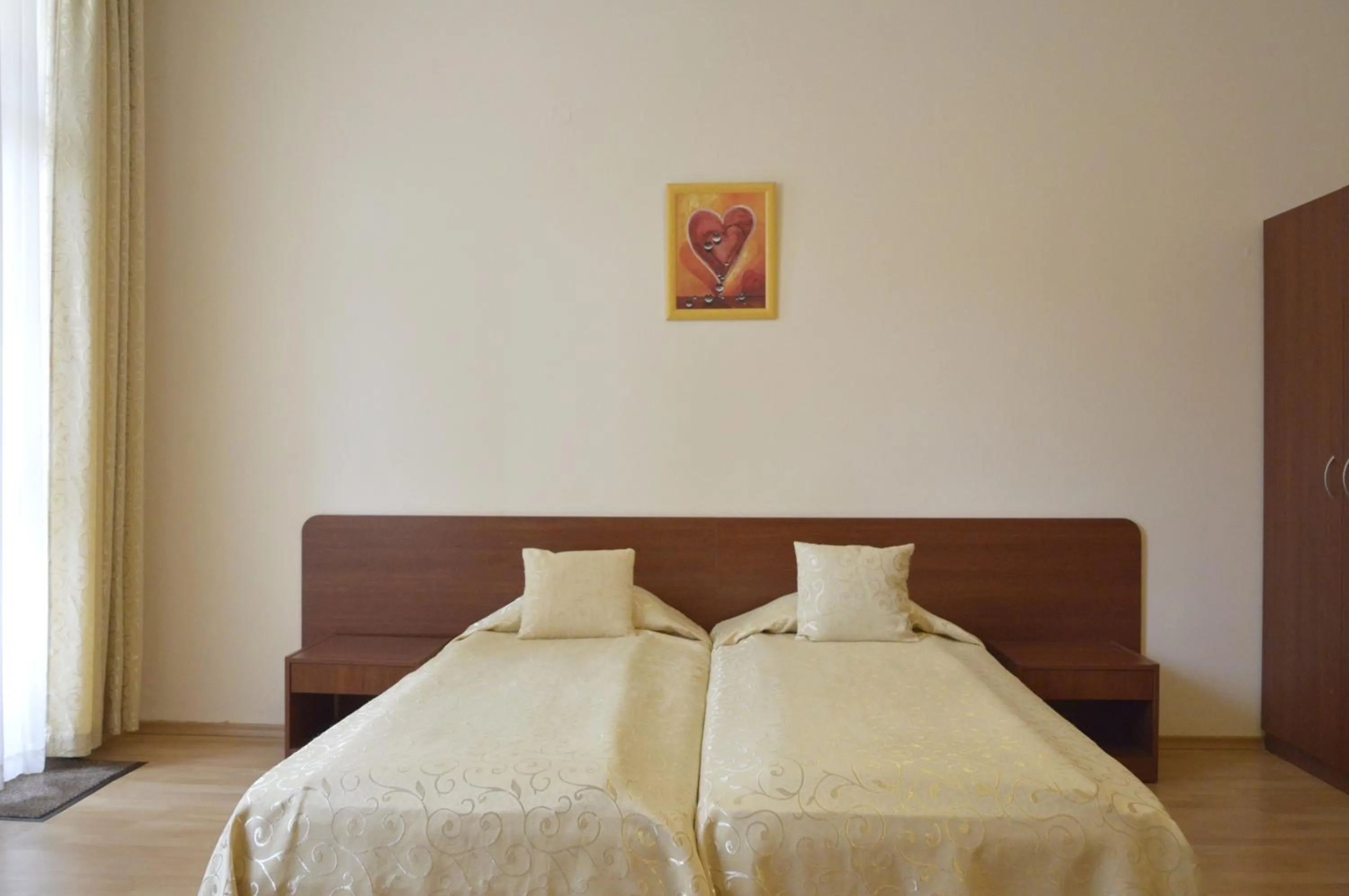 Bedroom, Bed in Persey Flora Apartments