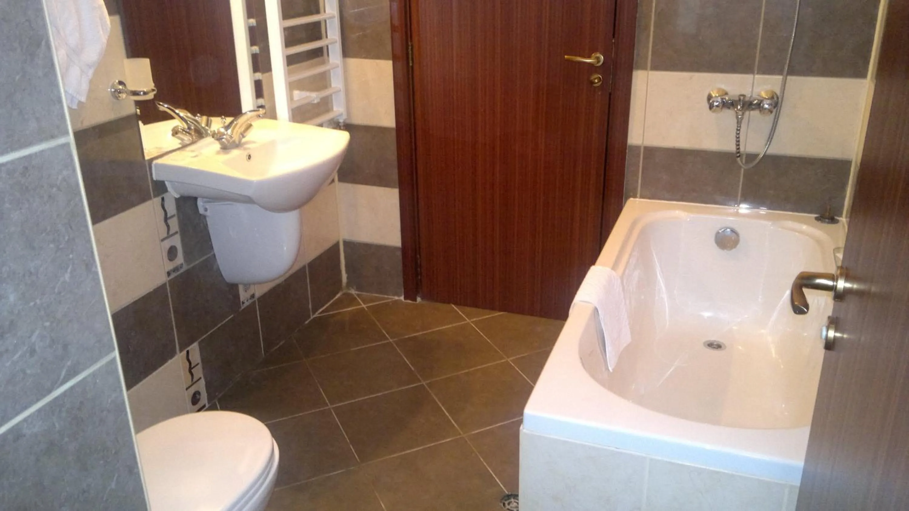 Bathroom in Persey Flora Apartments