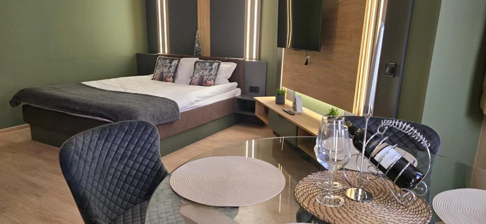 TV and multimedia, Bed in Persey Flora Apartments