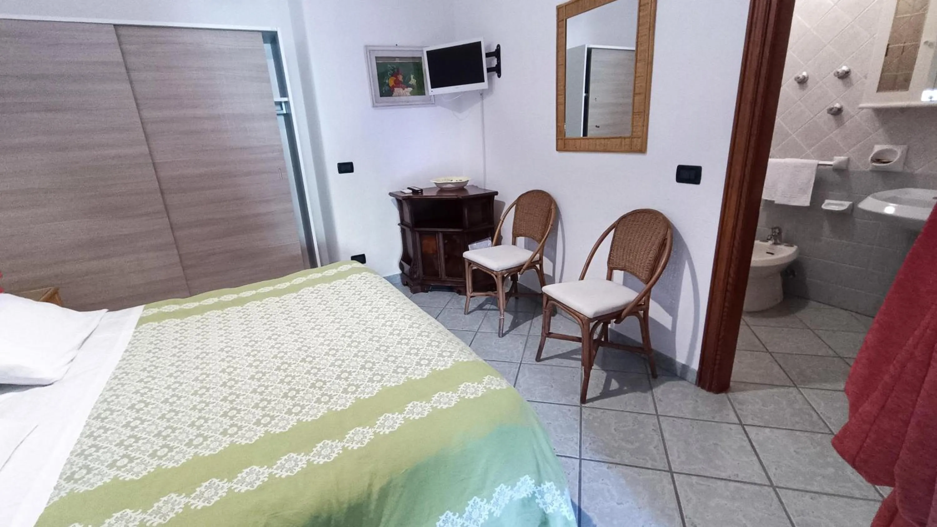 Photo of the whole room, Bed in Residence Villa Cristina