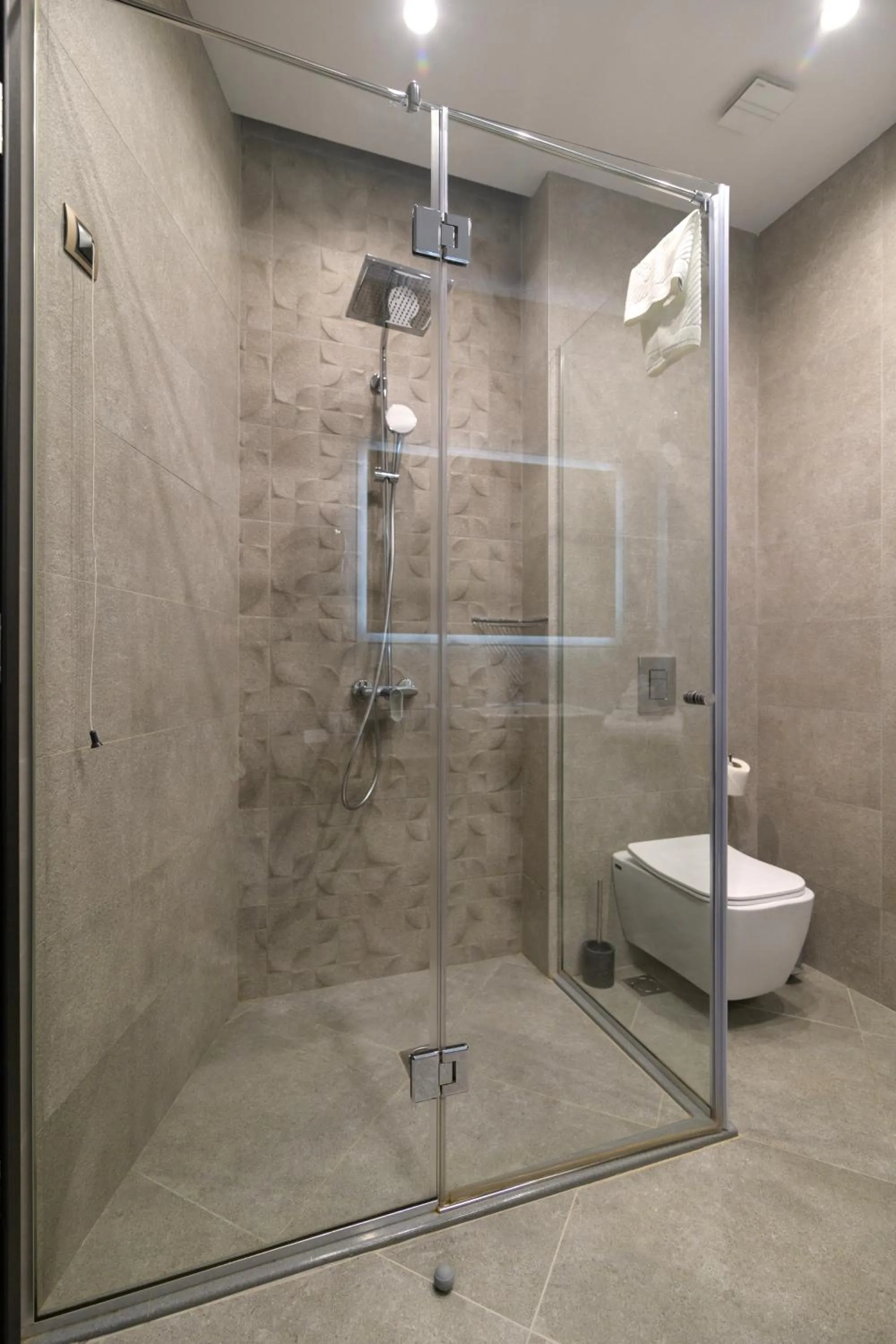 Shower in Rosslyn Dimyat Hotel Varna