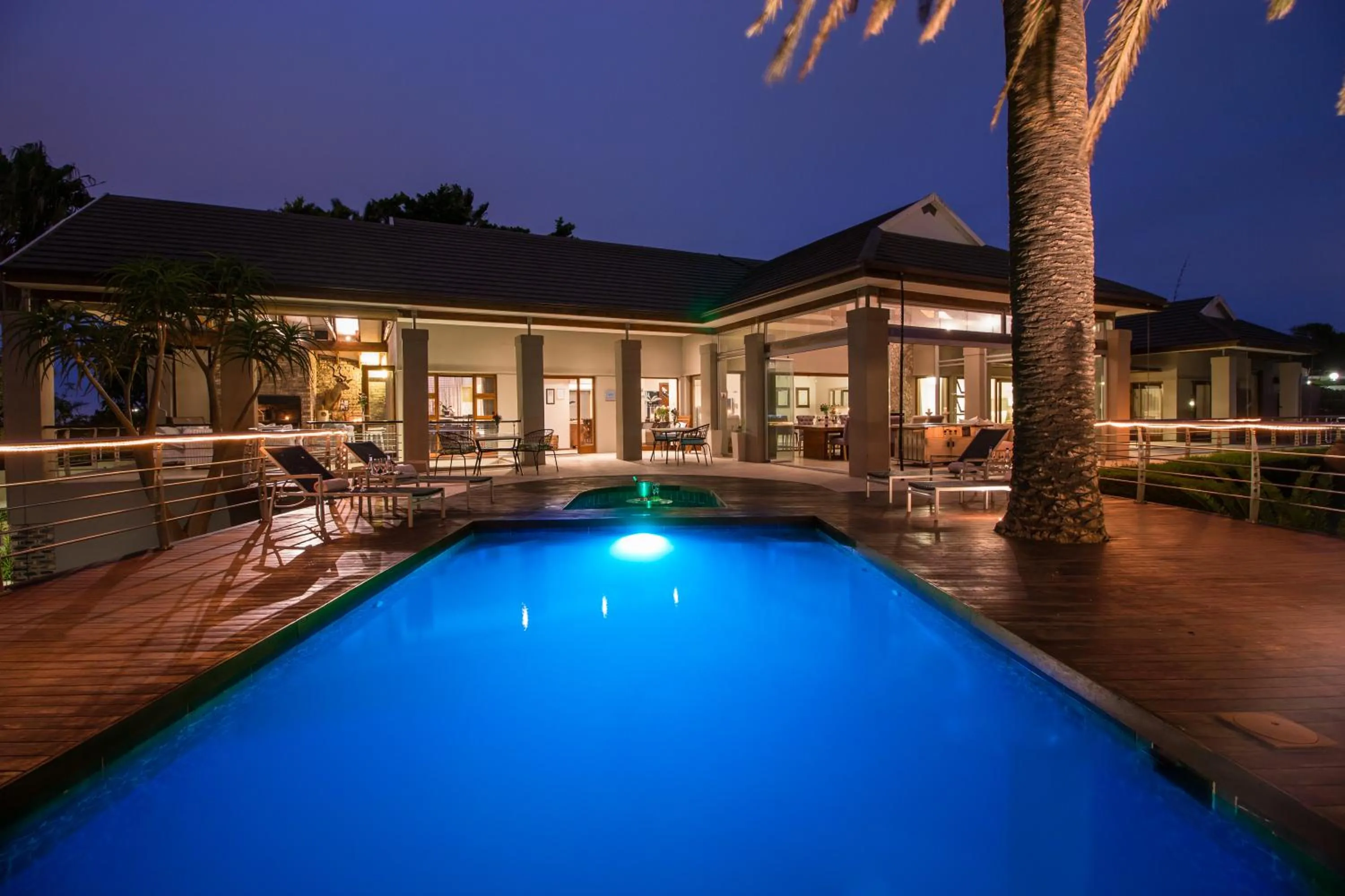 Swimming pool in Island Way Villa