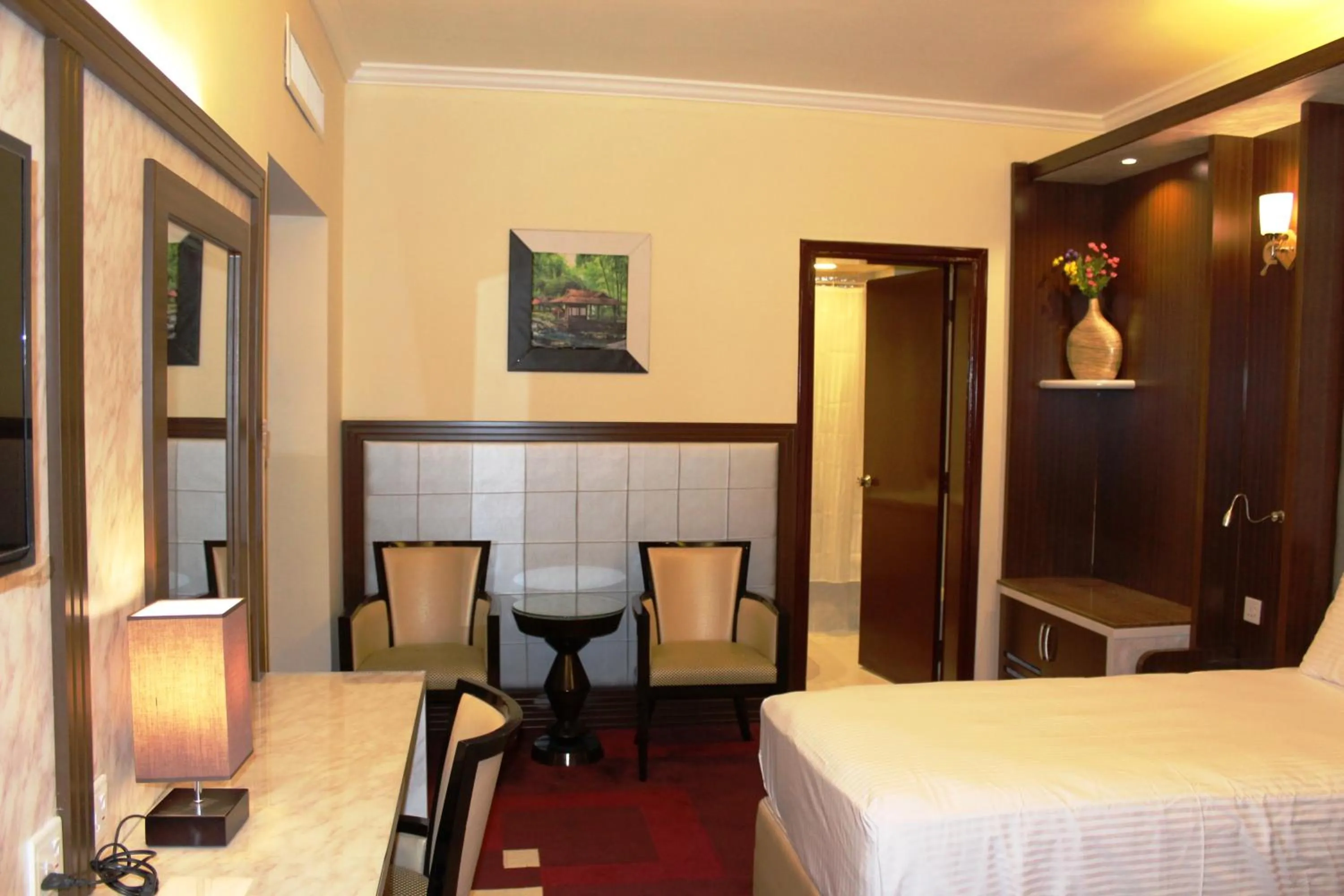 Seating area, Bed in Al Khaleej Grand Hotel