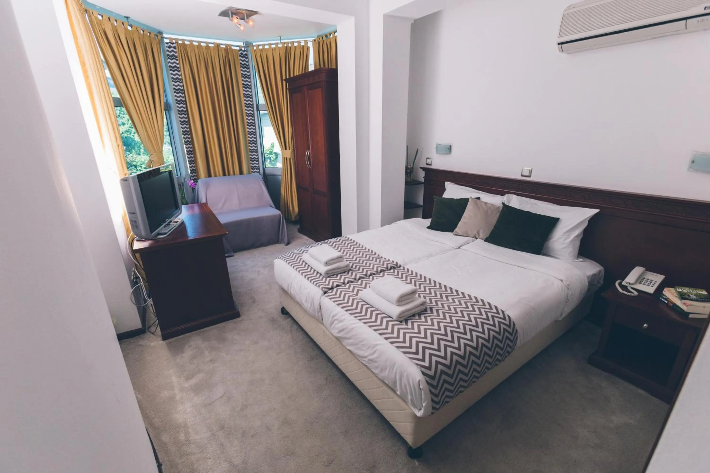 Seating area, Bed in SU Hotel