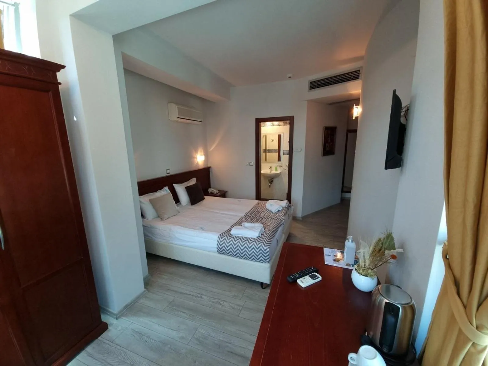 Photo of the whole room, Bed in SU Hotel