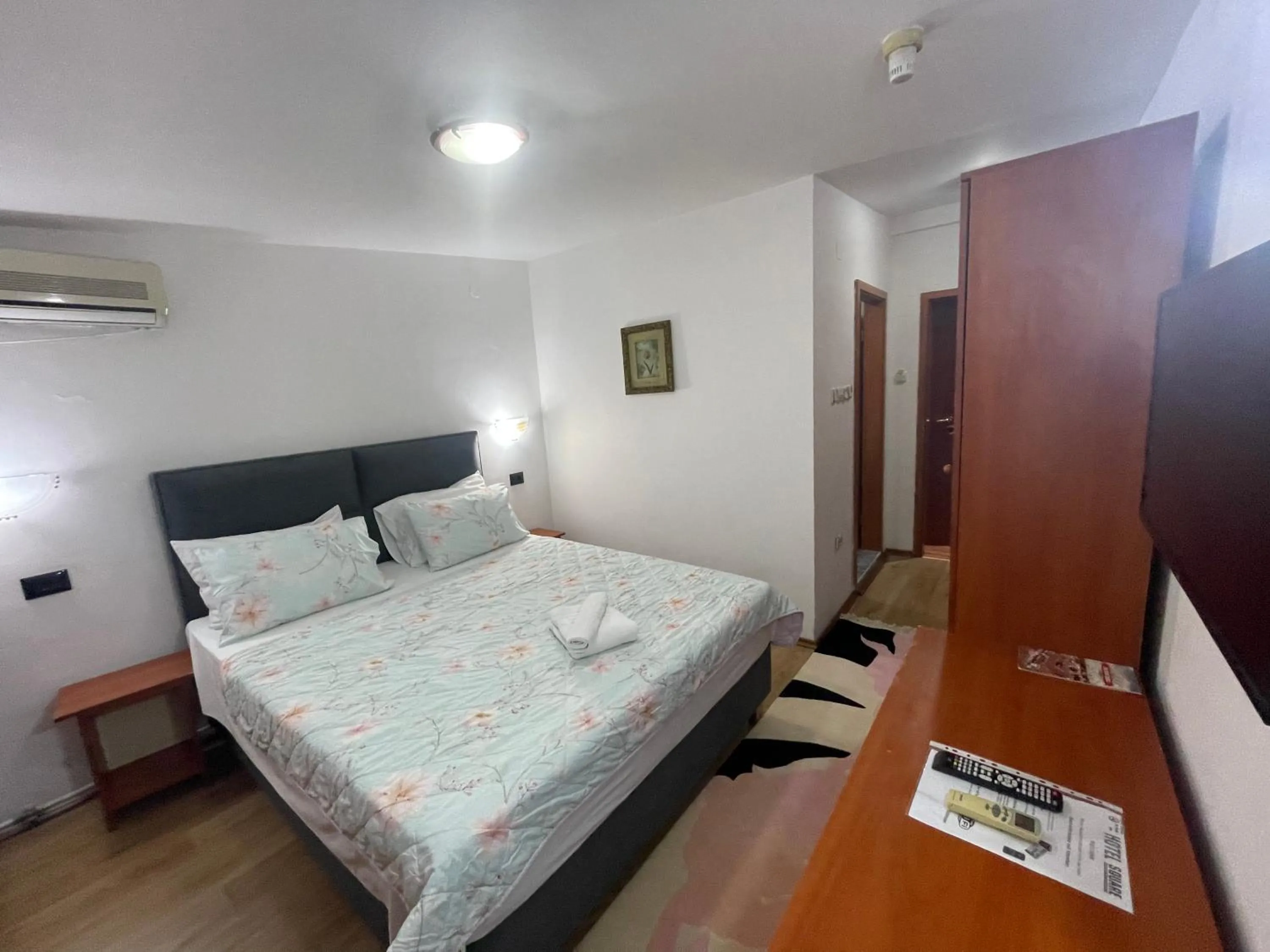 Photo of the whole room, Bed in Hotel Square