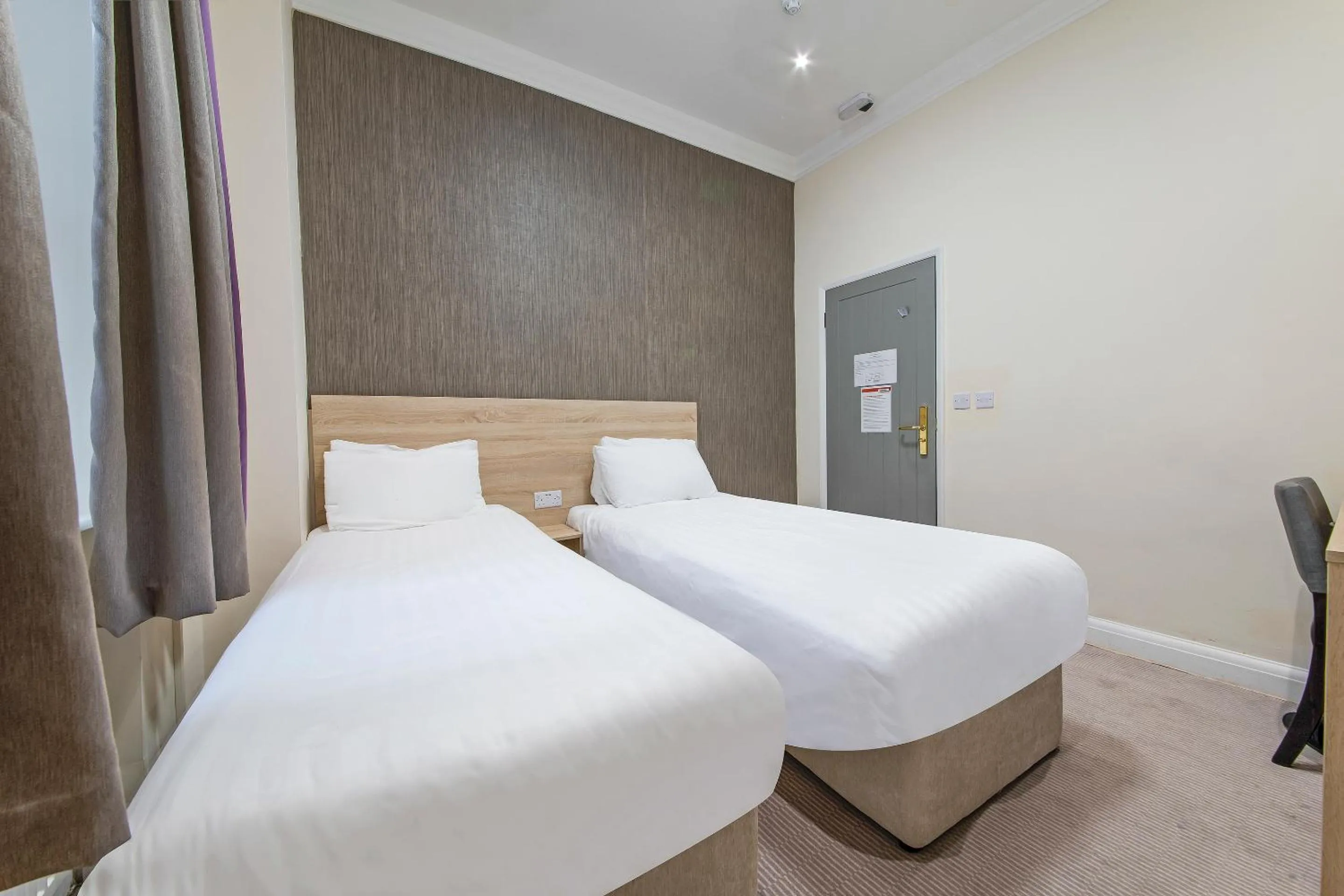 Standard Twin Room in OYO 24 Sussex, London Paddington