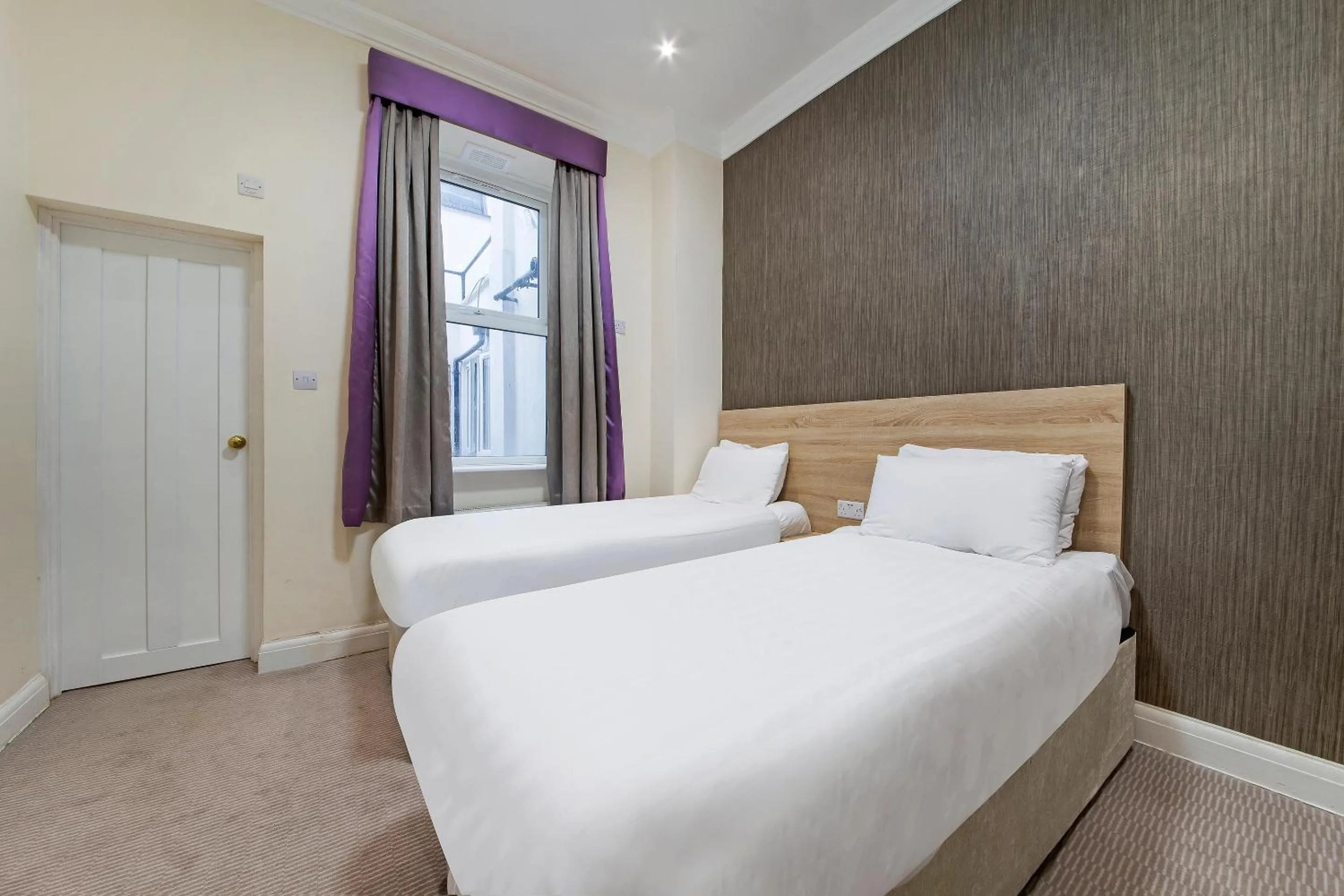 Standard Twin Room in OYO 24 Sussex, London Paddington