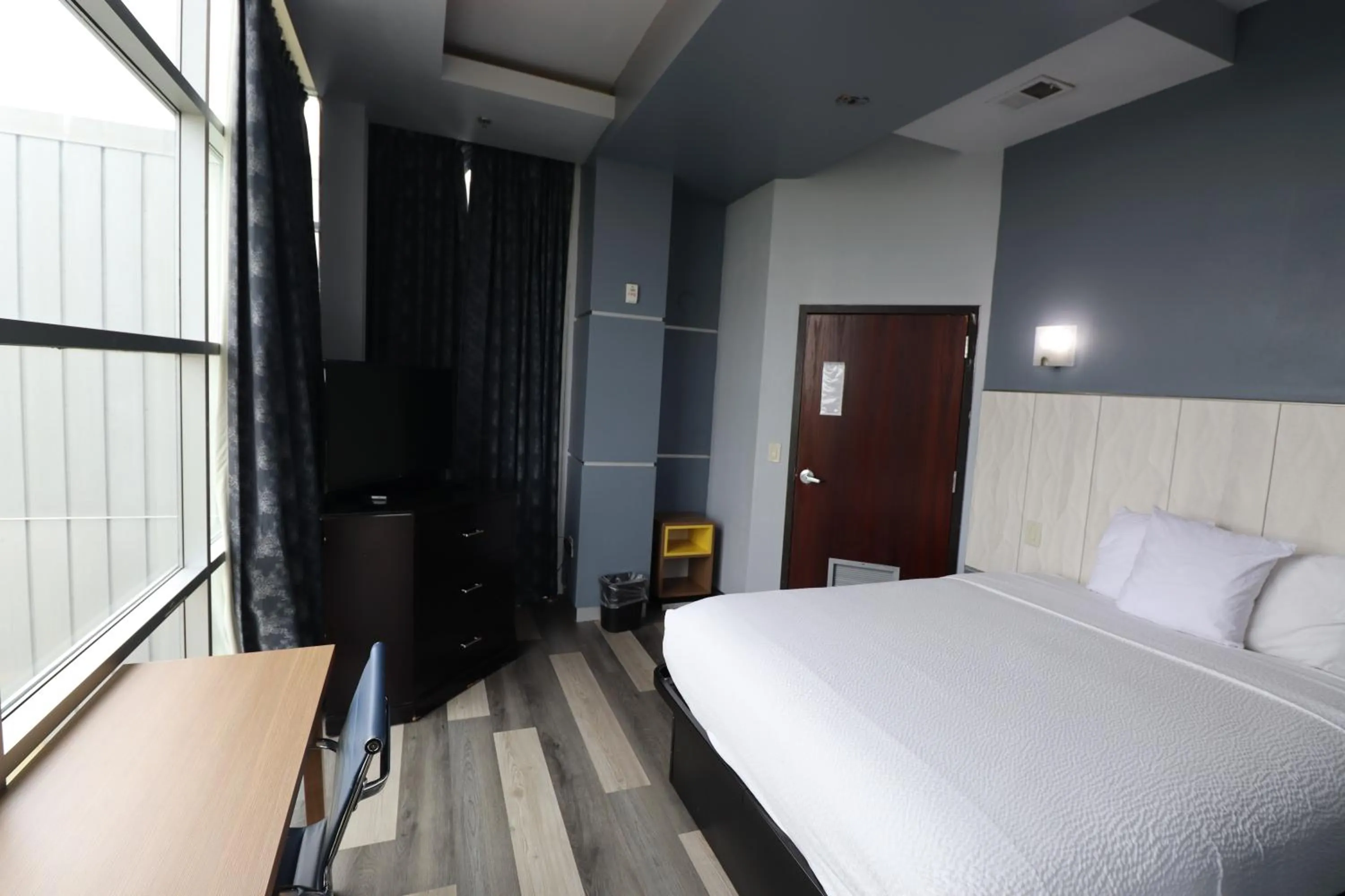 Bedroom, Bed in Days Inn & Suites by Wyndham Milwaukee