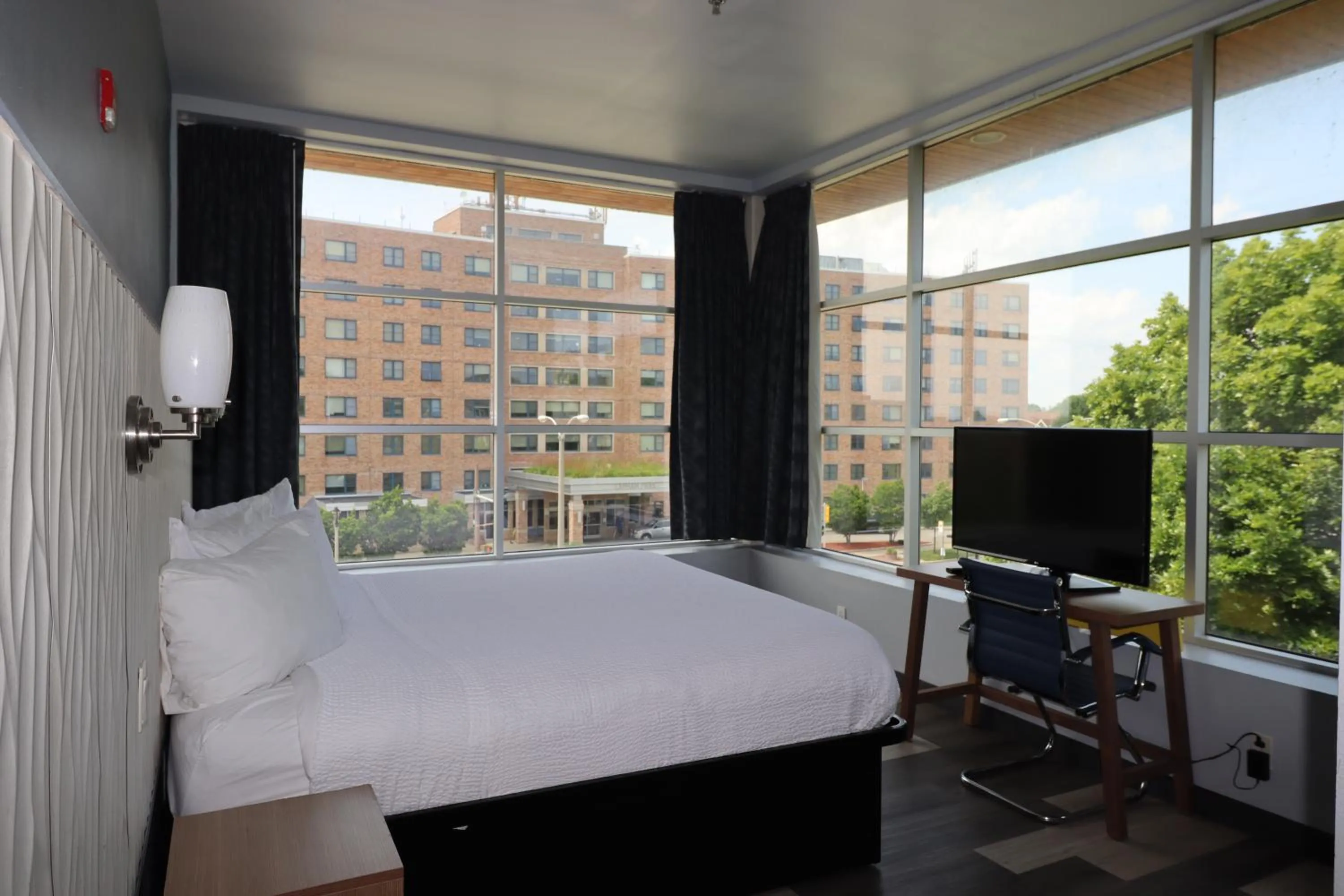 Bedroom, Bed in Days Inn & Suites by Wyndham Milwaukee