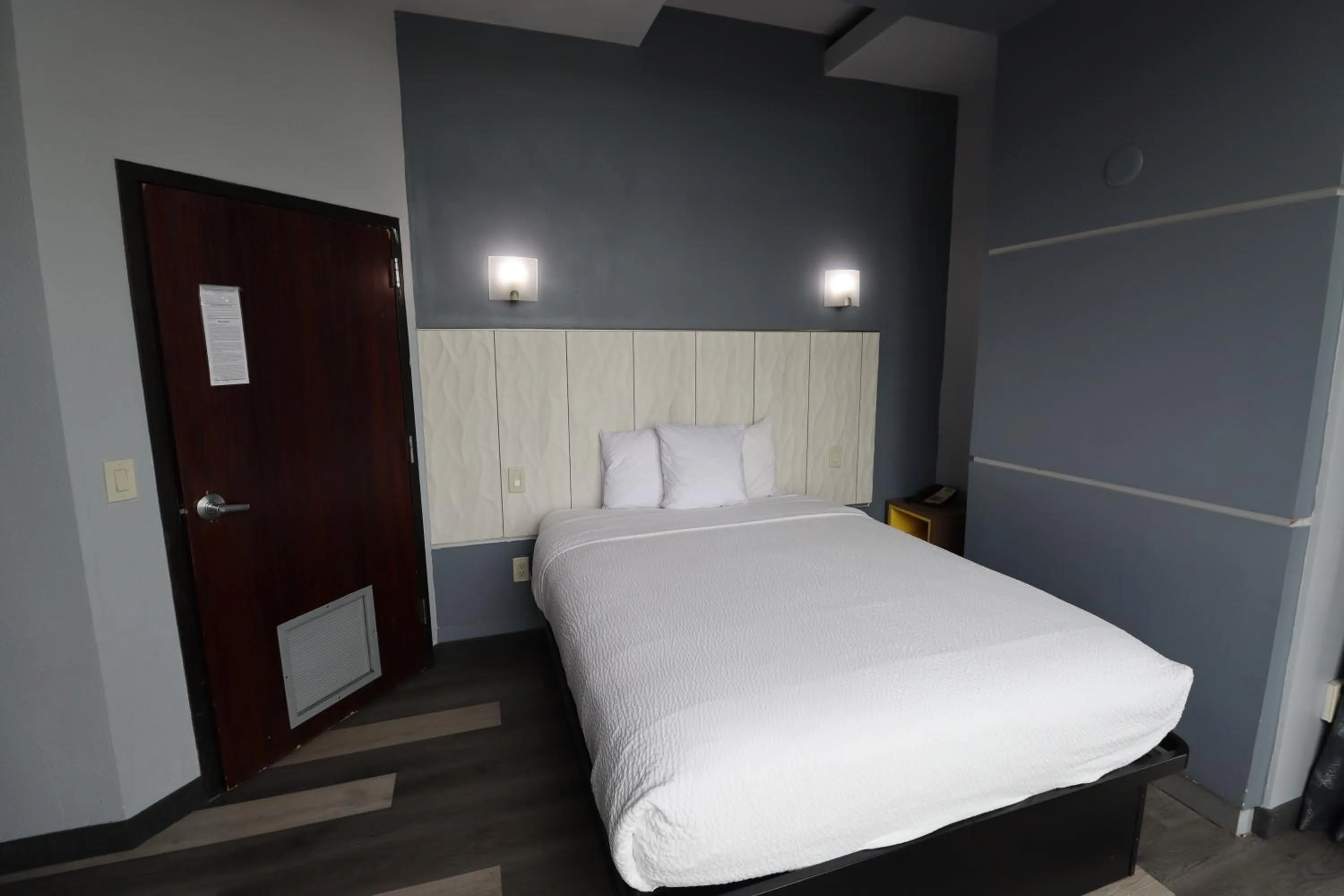 Bedroom, Bed in Days Inn & Suites by Wyndham Milwaukee