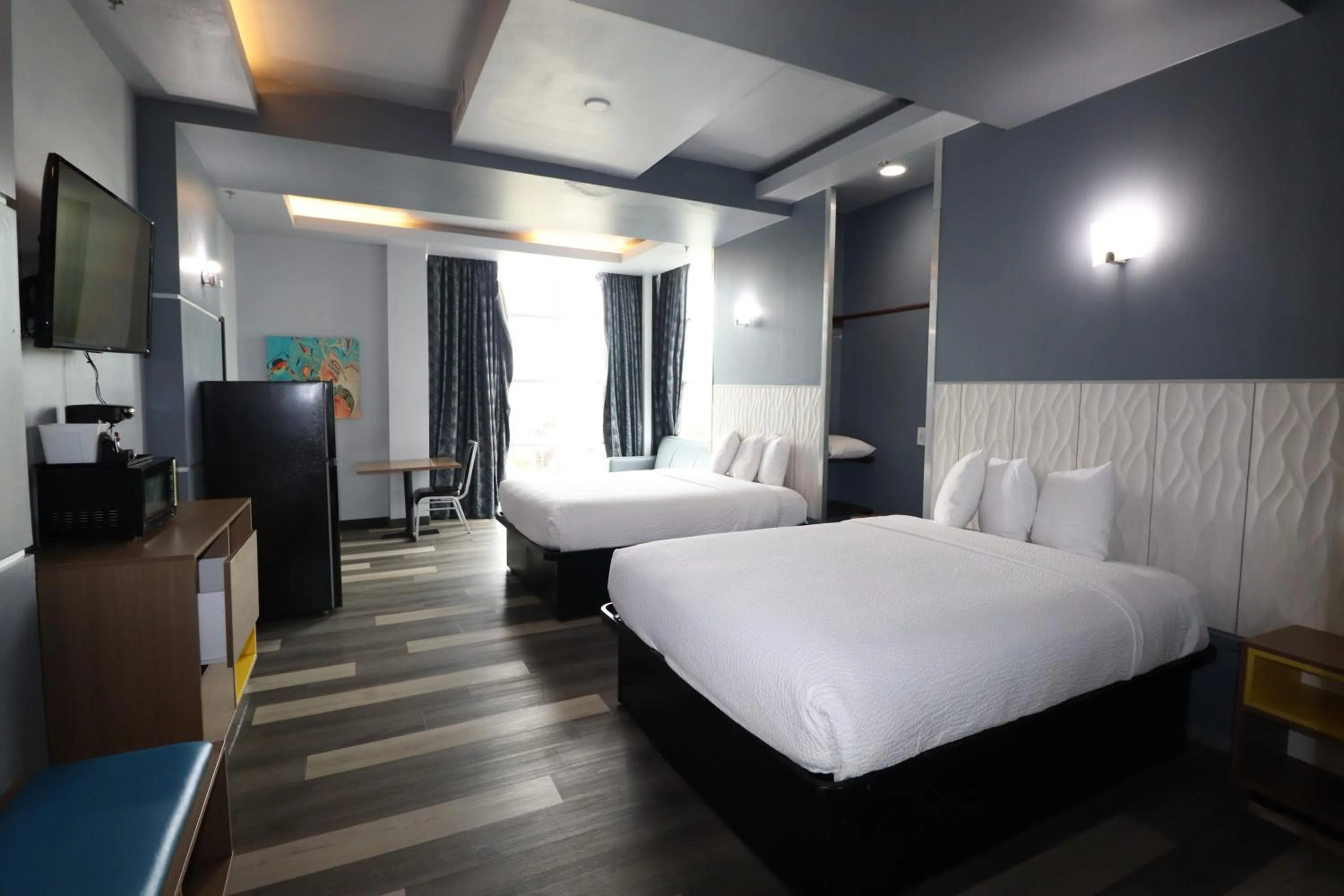 Bed in Days Inn & Suites by Wyndham Milwaukee