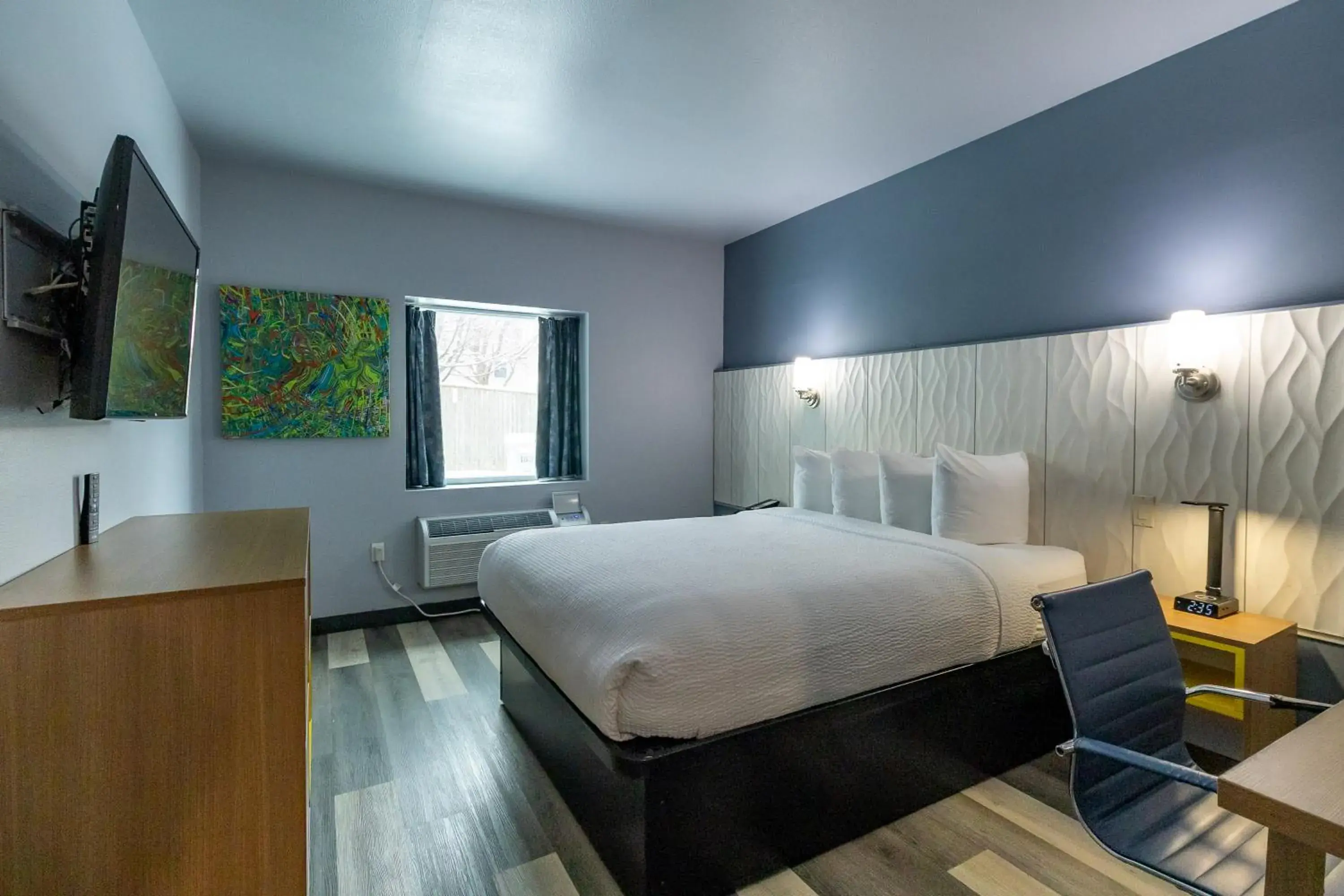 Bed in Days Inn & Suites by Wyndham Milwaukee Bed in Days Inn & Suites by Wyndham Milwaukee