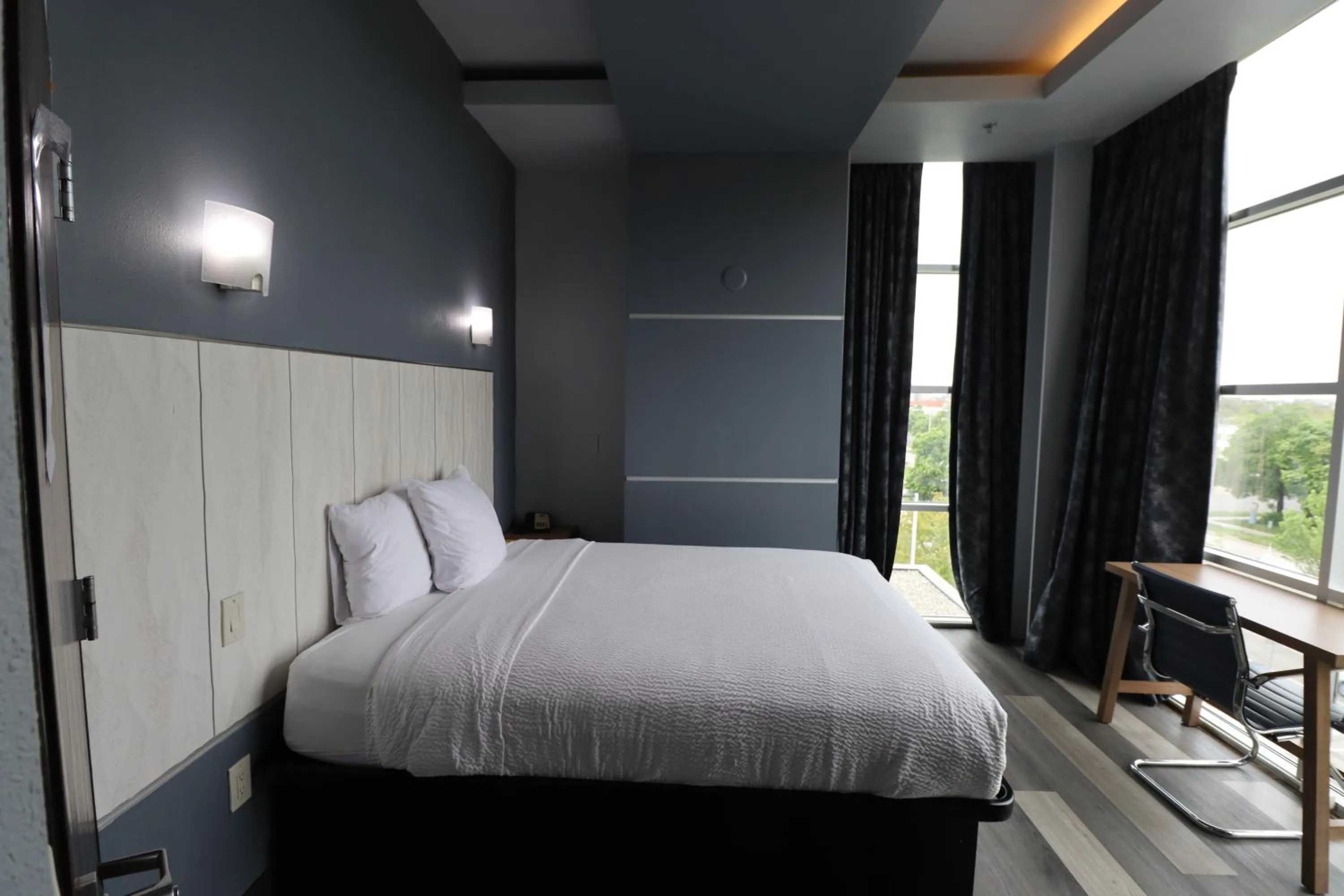 Bedroom, Bed in Days Inn & Suites by Wyndham Milwaukee