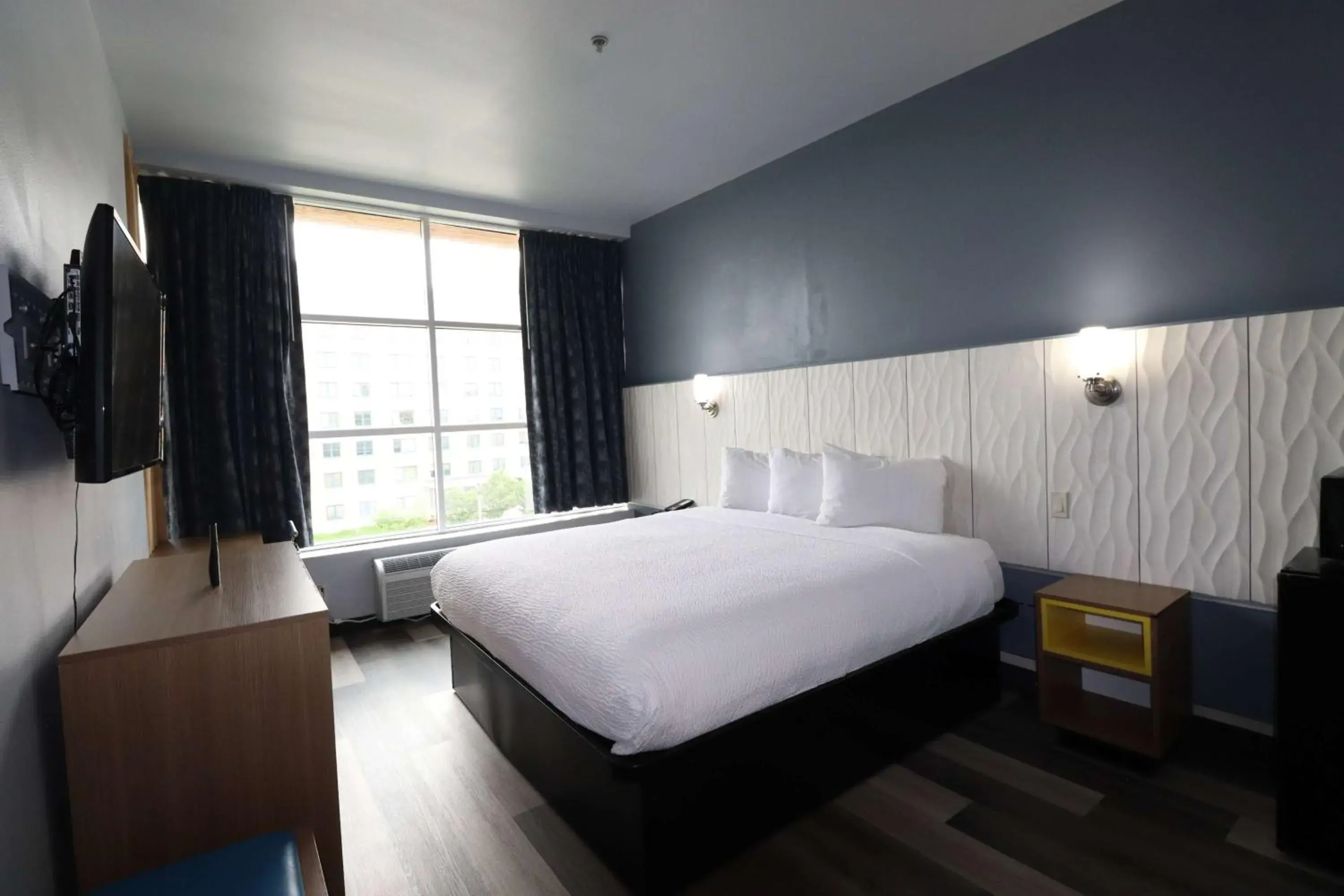 Photo of the whole room, Bed in Days Inn & Suites by Wyndham Milwaukee Photo of the whole room, Bed in Days Inn & Suites by Wyndham Milwaukee