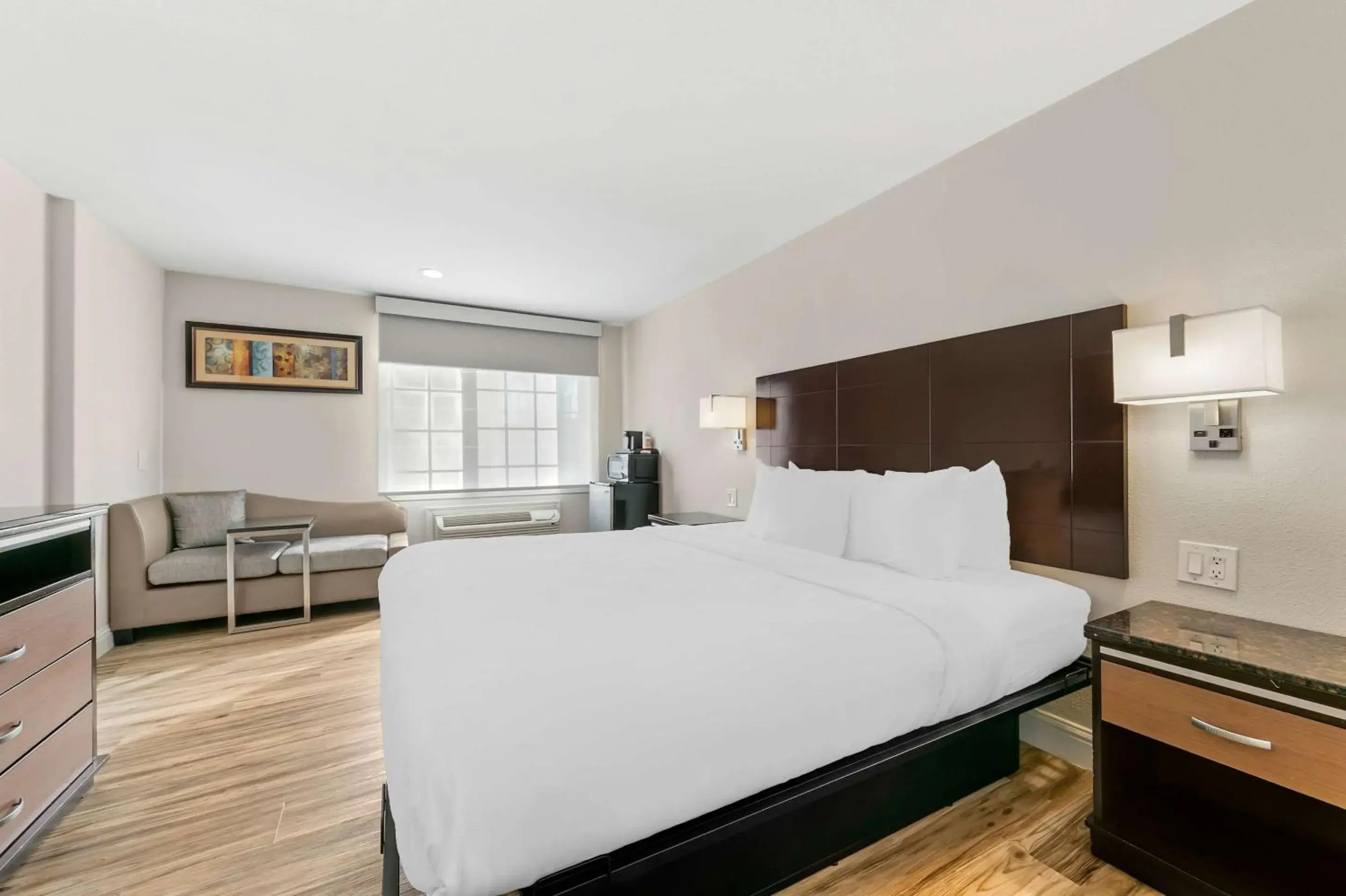 Bedroom, Bed in Quality Inn & Suites Sacramento Downtown Area Bedroom, Bed in Quality Inn & Suites Sacramento Downtown Area