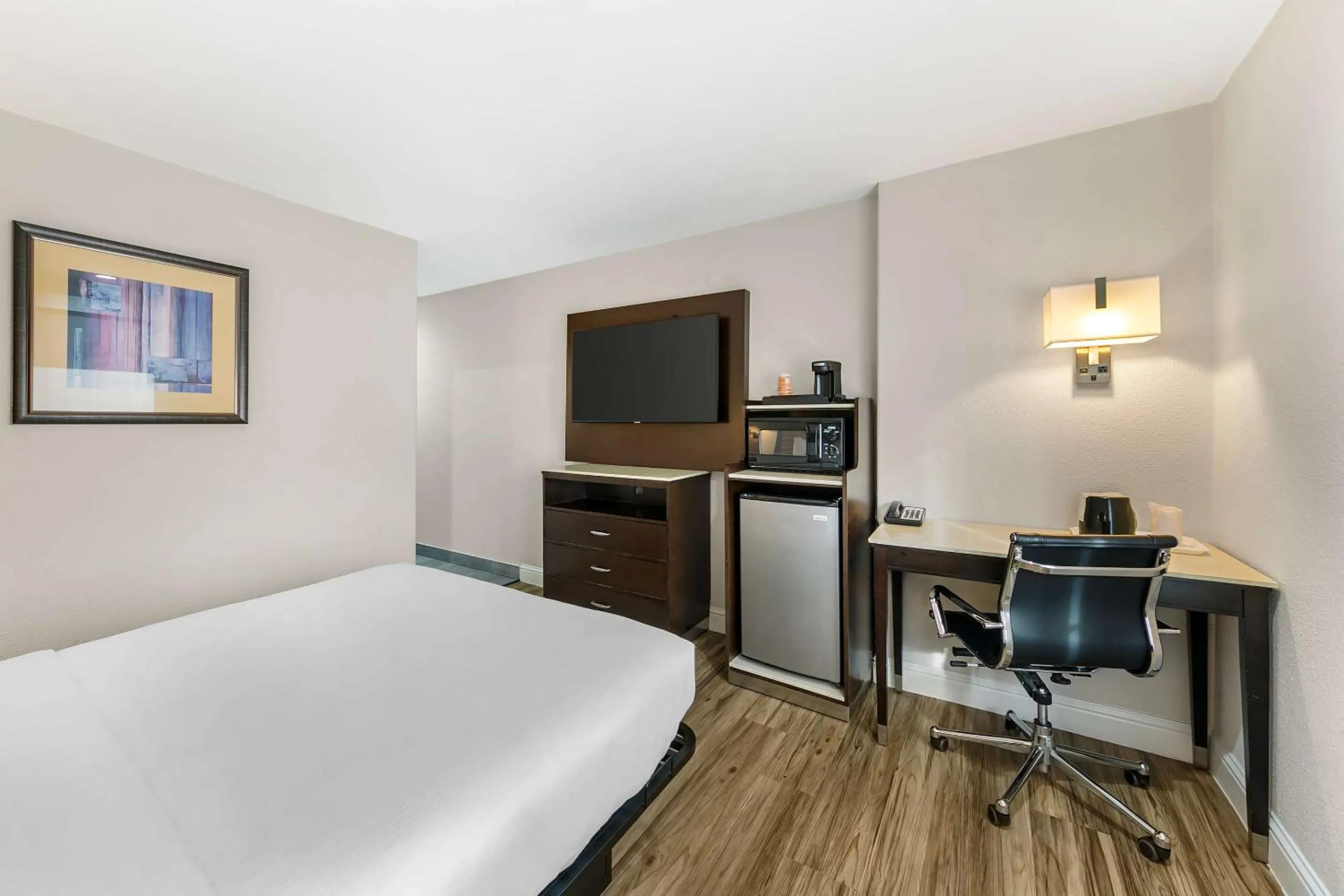 Bedroom, Bed in Quality Inn & Suites Sacramento Downtown Area