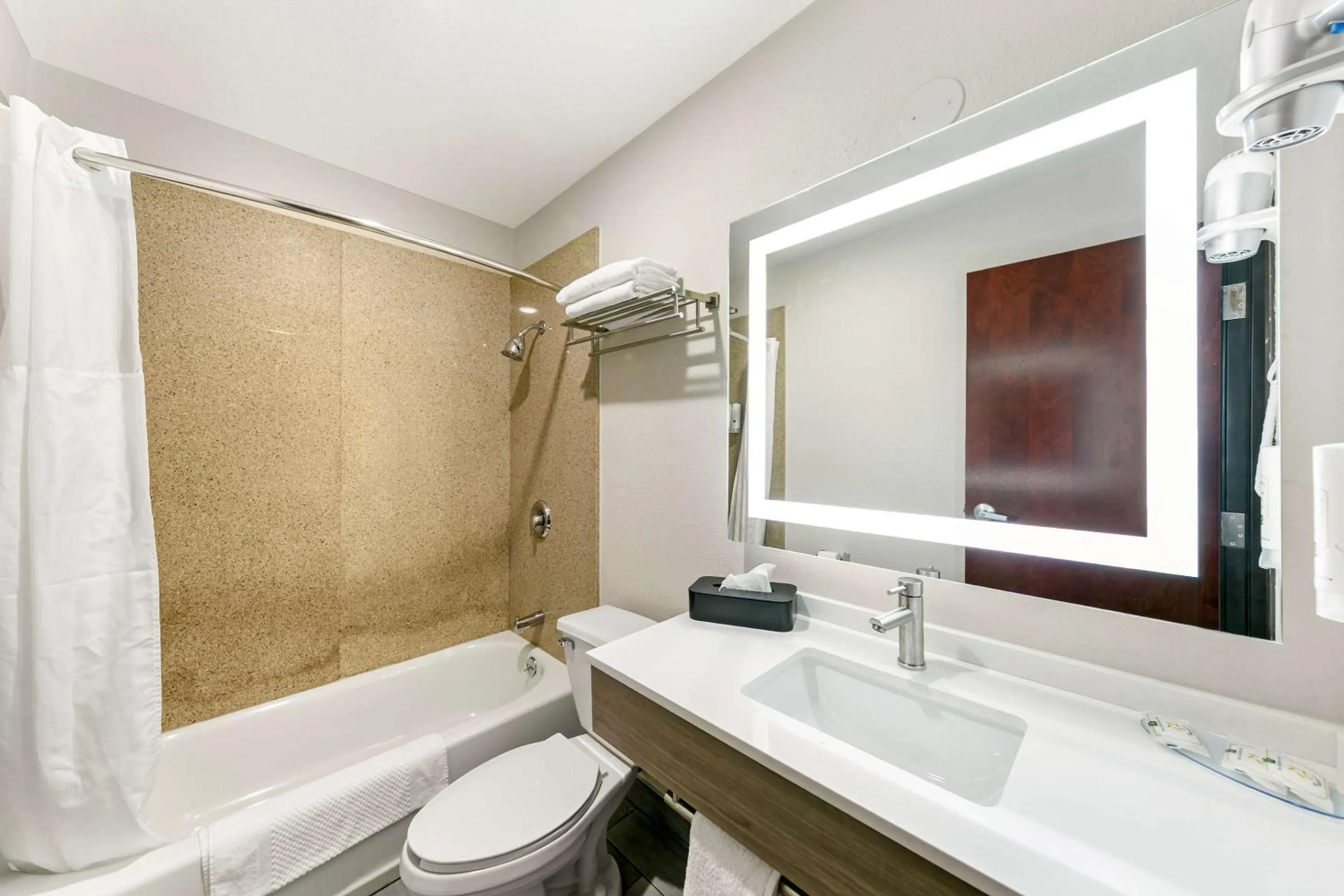 Bedroom in Quality Inn & Suites Sacramento Downtown Area