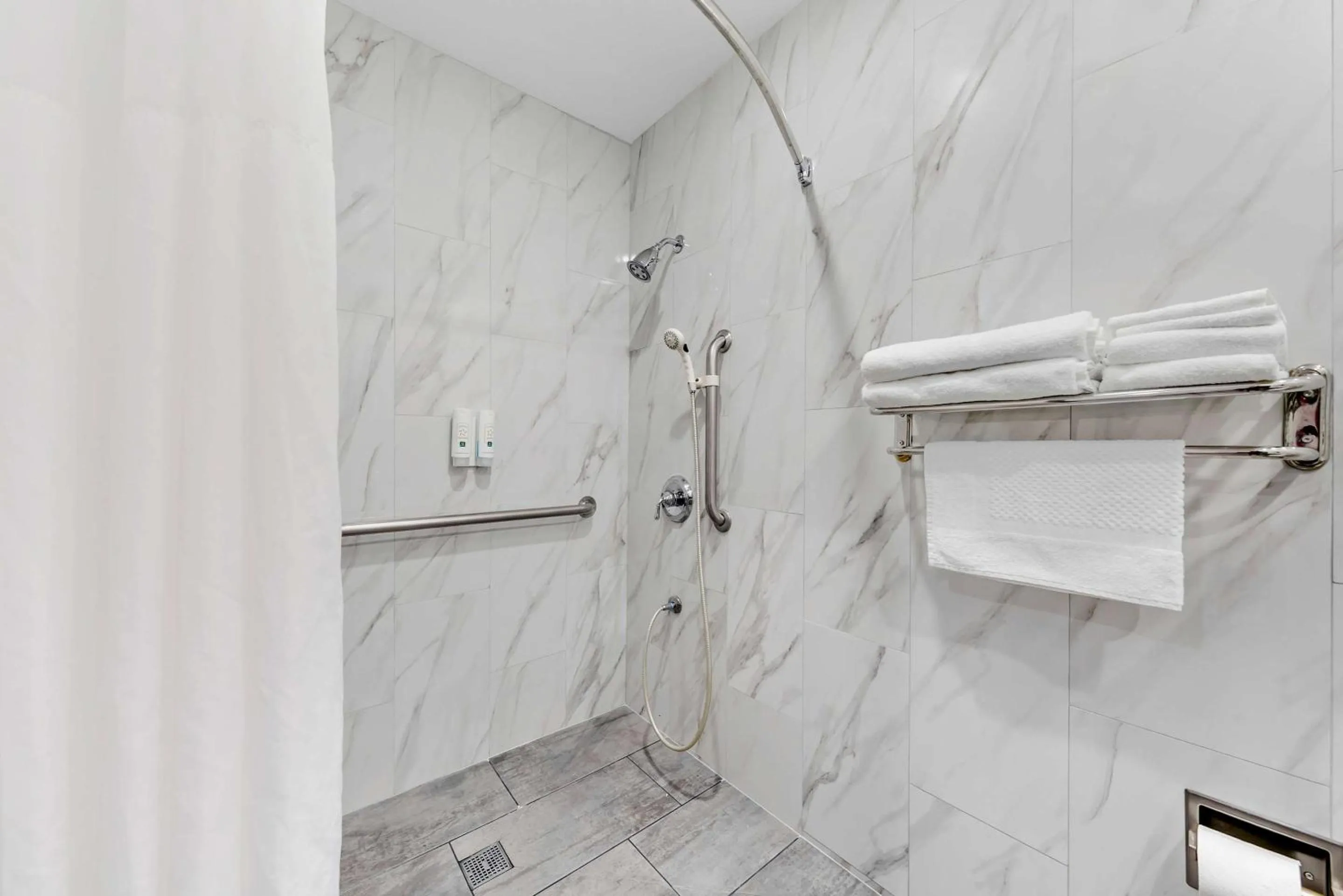 Bedroom in Quality Inn & Suites Sacramento Downtown Area