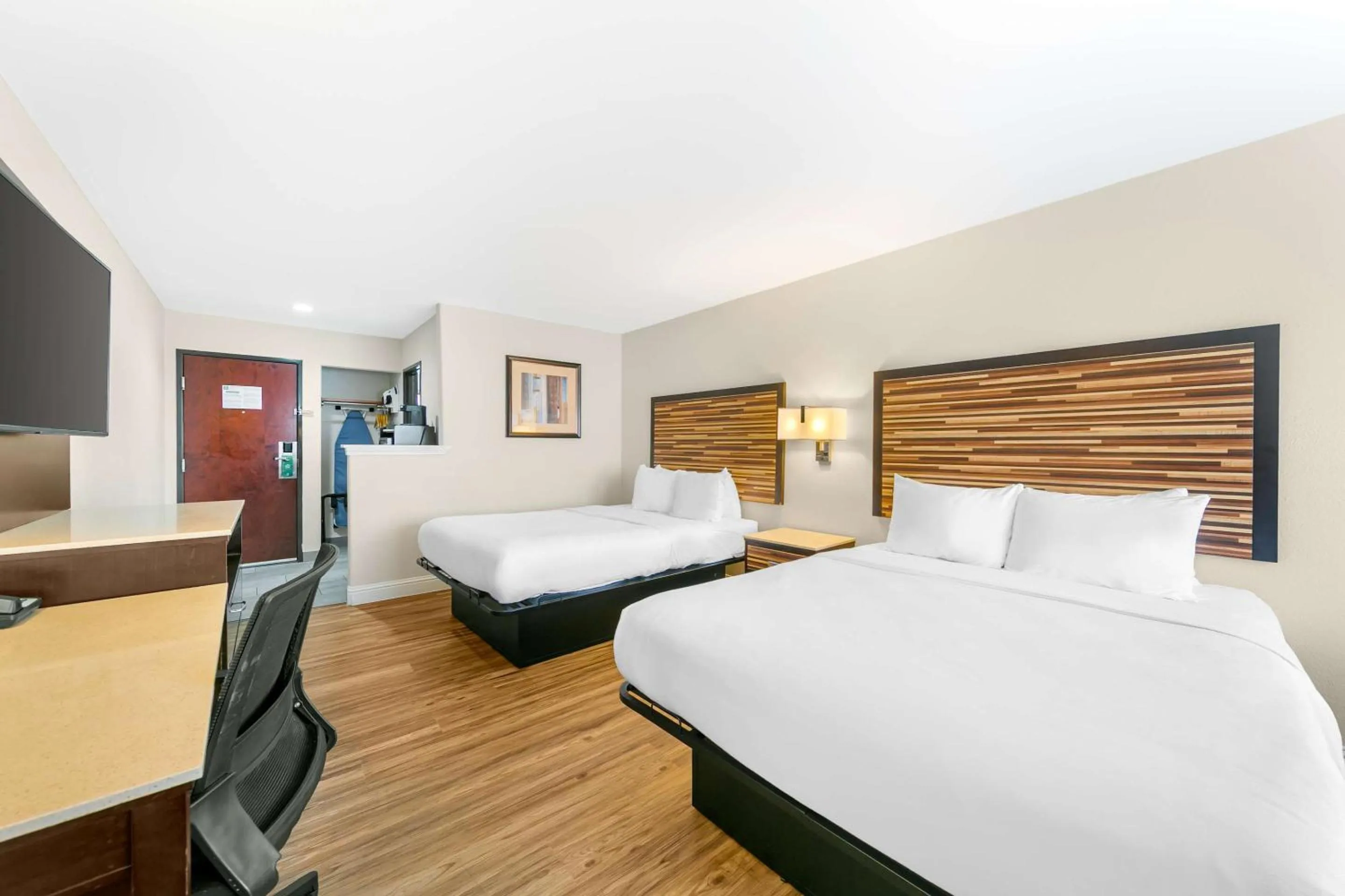 Bedroom, Bed in Quality Inn & Suites Sacramento Downtown Area