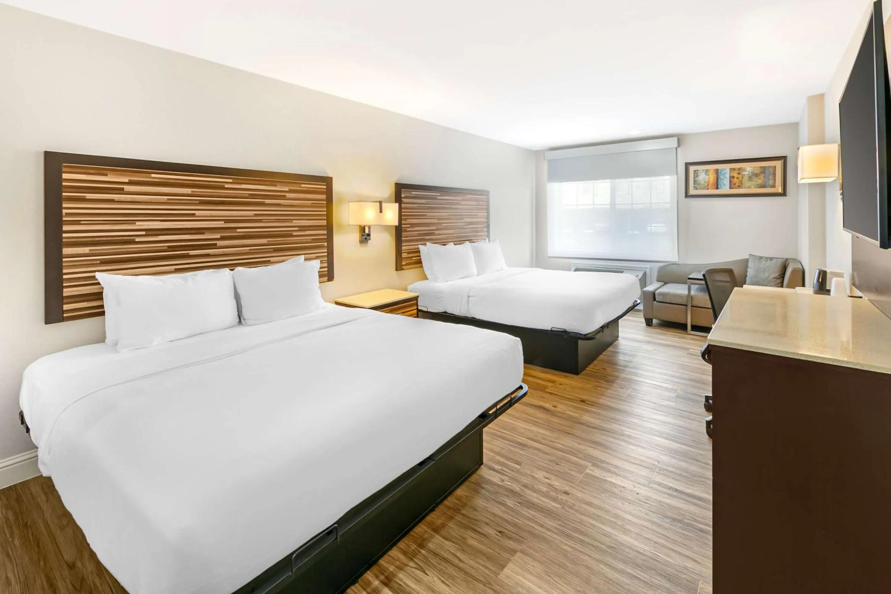 Bedroom, Bed in Quality Inn & Suites Sacramento Downtown Area