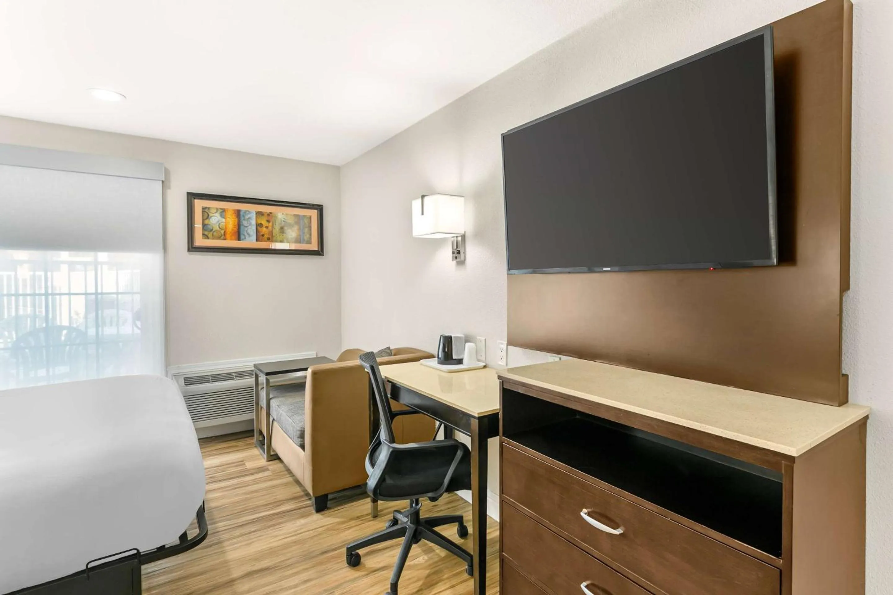 Bedroom in Quality Inn & Suites Sacramento Downtown Area