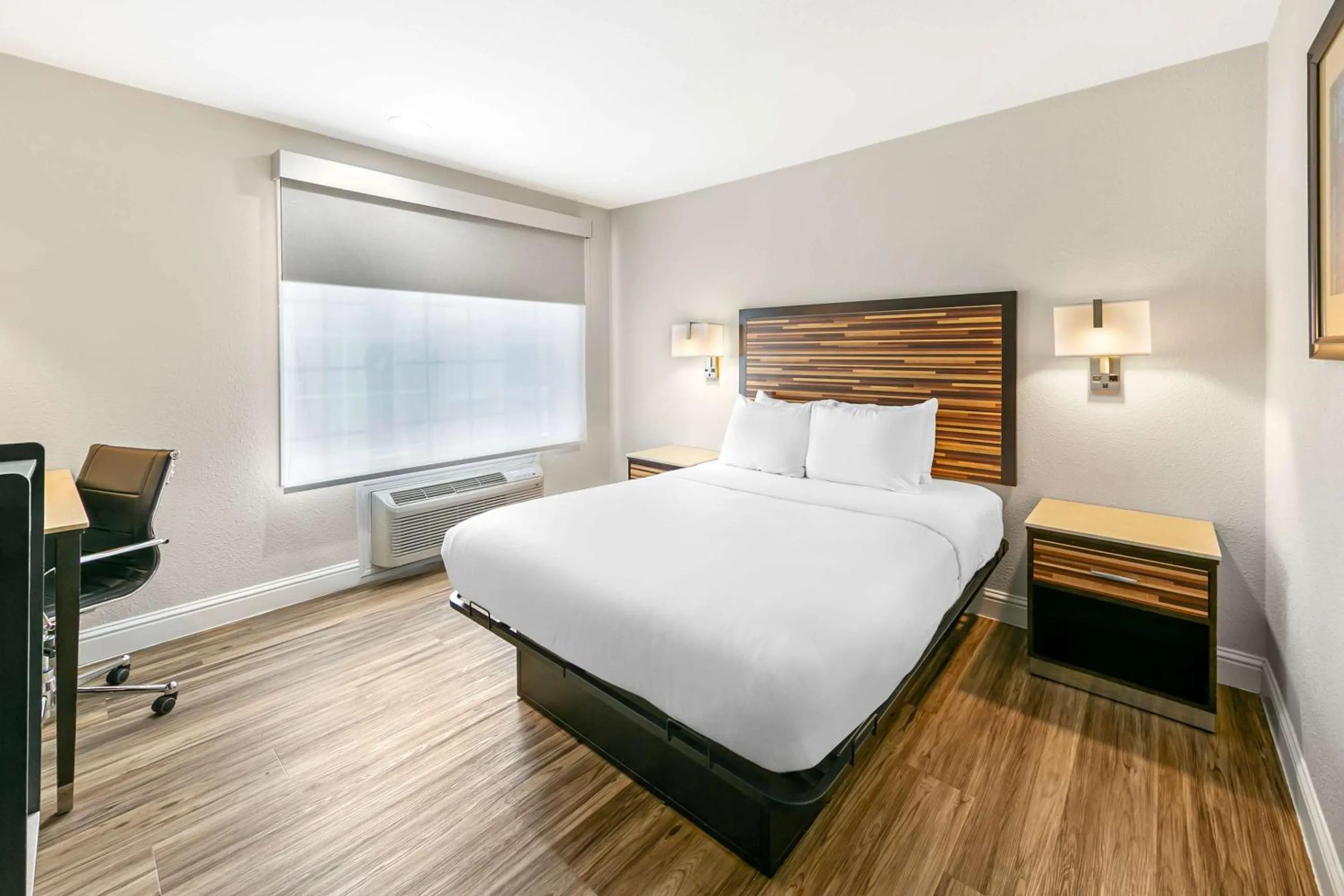 Bedroom, Bed in Quality Inn & Suites Sacramento Downtown Area