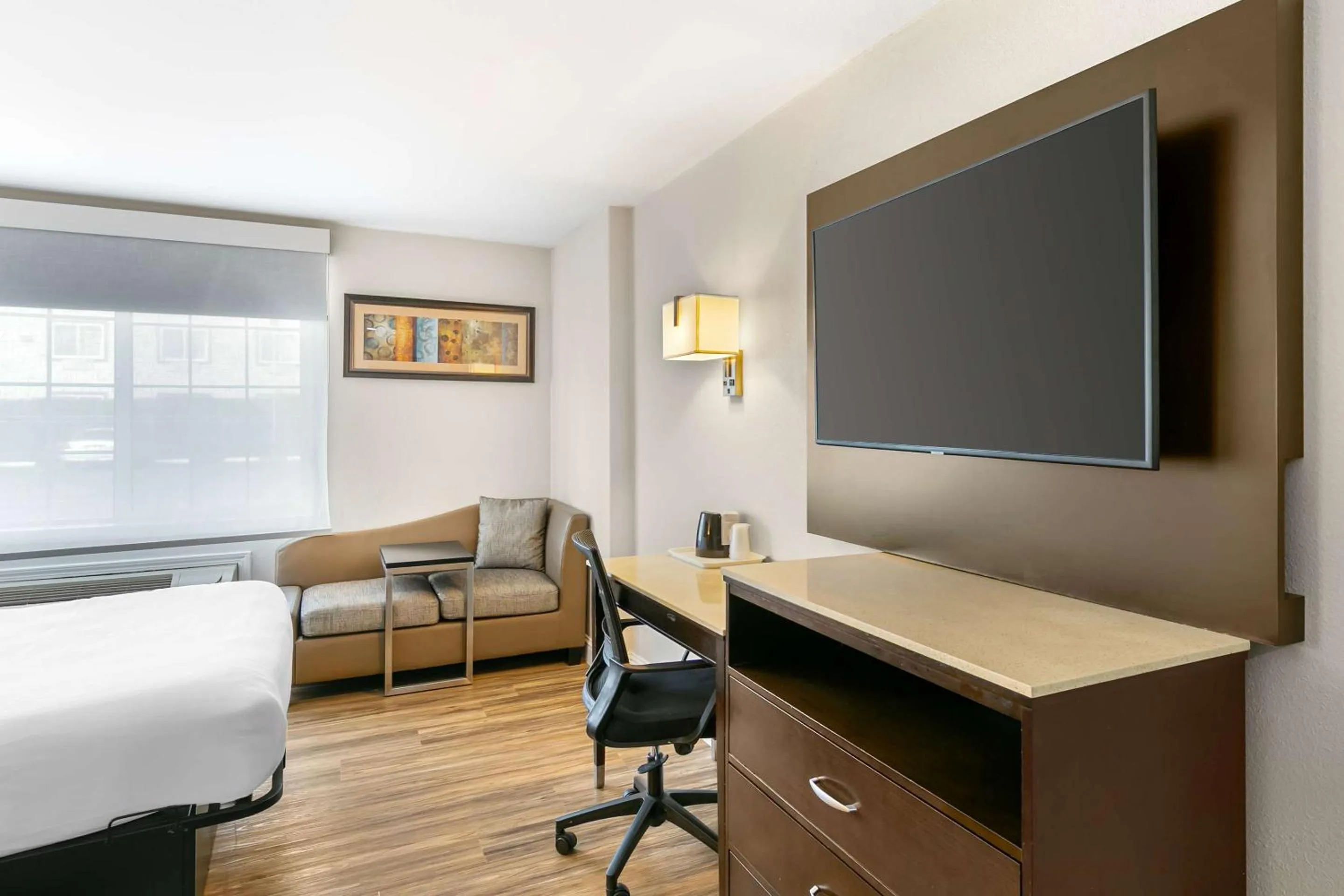 Bedroom, Bed in Quality Inn & Suites Sacramento Downtown Area